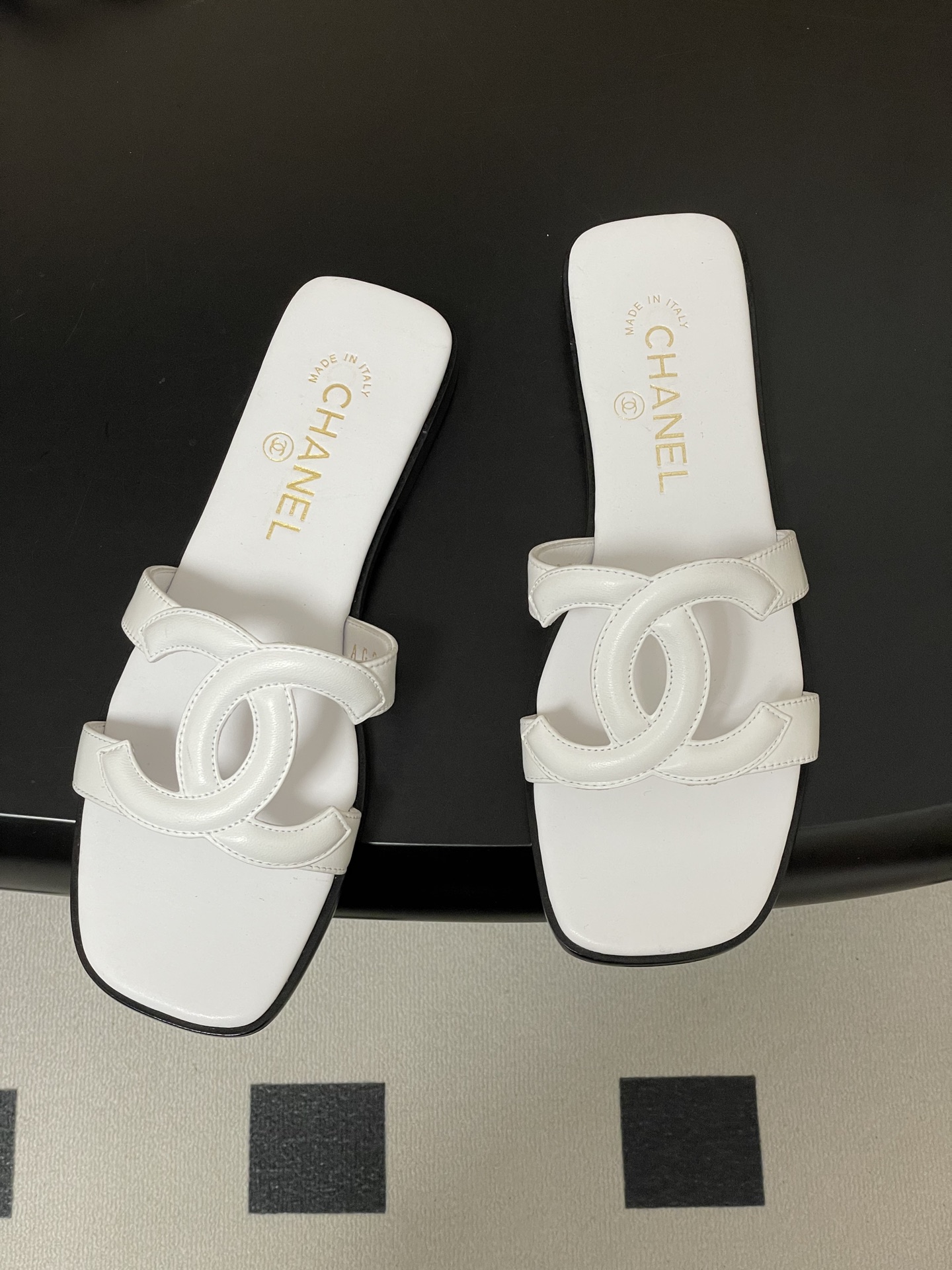 -26Ss春夏新款Chanel香奈儿 度假风小香经典大双C镂空高跟凉拖鞋蜜儿一字带平底拖鞋鞋面装饰大双c