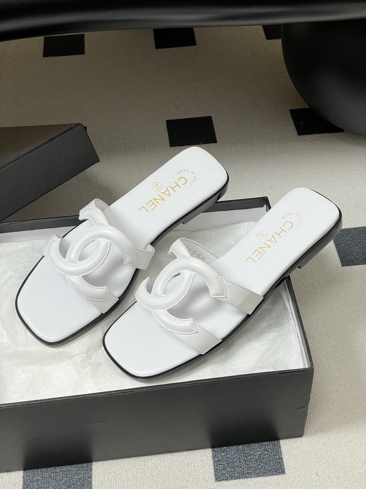 -26Ss春夏新款Chanel香奈儿 度假风小香经典大双C镂空高跟凉拖鞋蜜儿一字带平底拖鞋鞋面装饰大双c