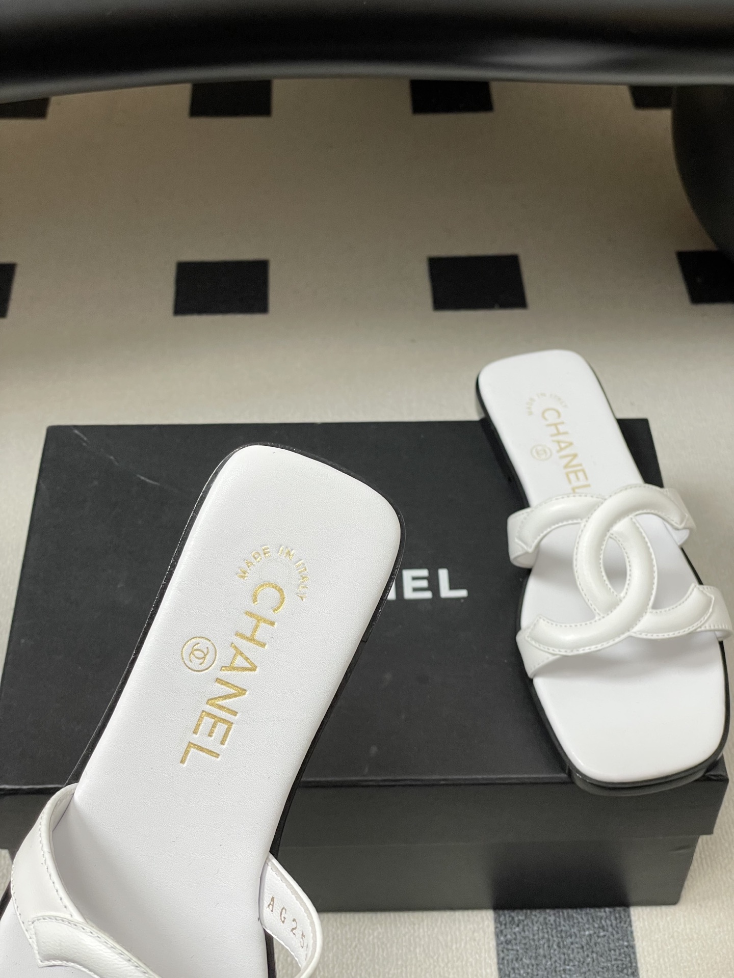 -26Ss春夏新款Chanel香奈儿 度假风小香经典大双C镂空高跟凉拖鞋蜜儿一字带平底拖鞋鞋面装饰大双c