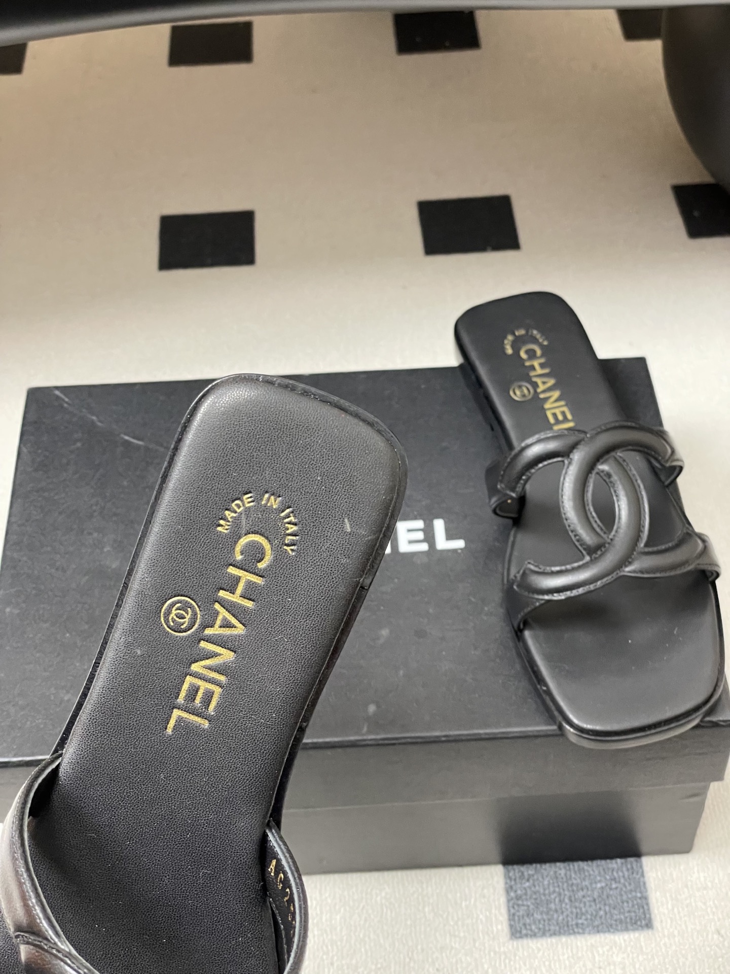 -26Ss春夏新款Chanel香奈儿 度假风小香经典大双C镂空高跟凉拖鞋蜜儿一字带平底拖鞋鞋面装饰大双c