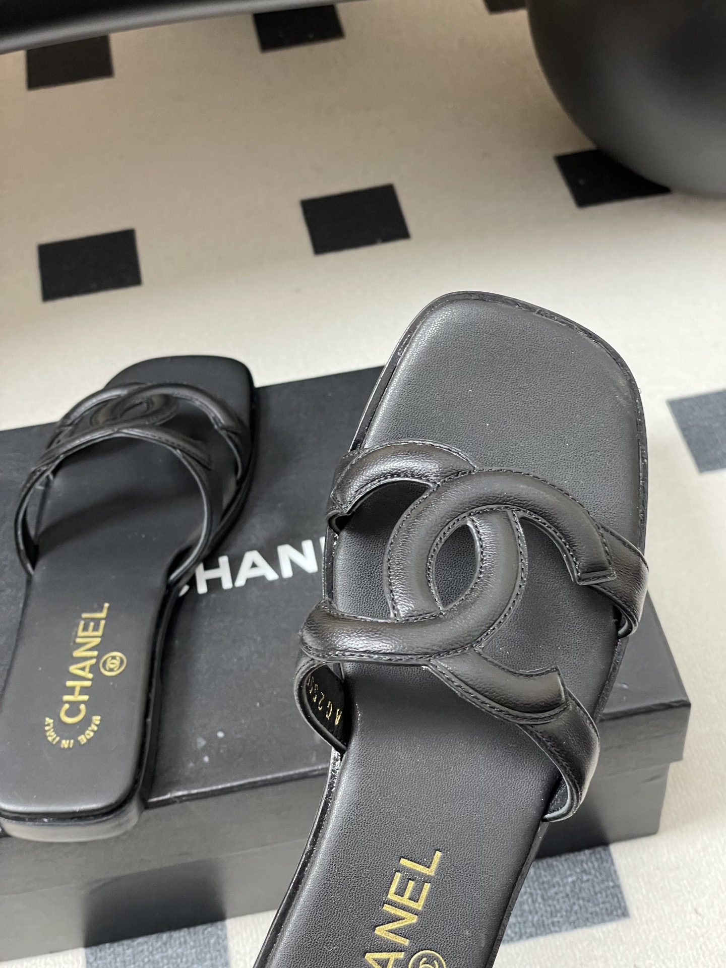 -26Ss春夏新款Chanel香奈儿 度假风小香经典大双C镂空高跟凉拖鞋蜜儿一字带平底拖鞋鞋面装饰大双c
