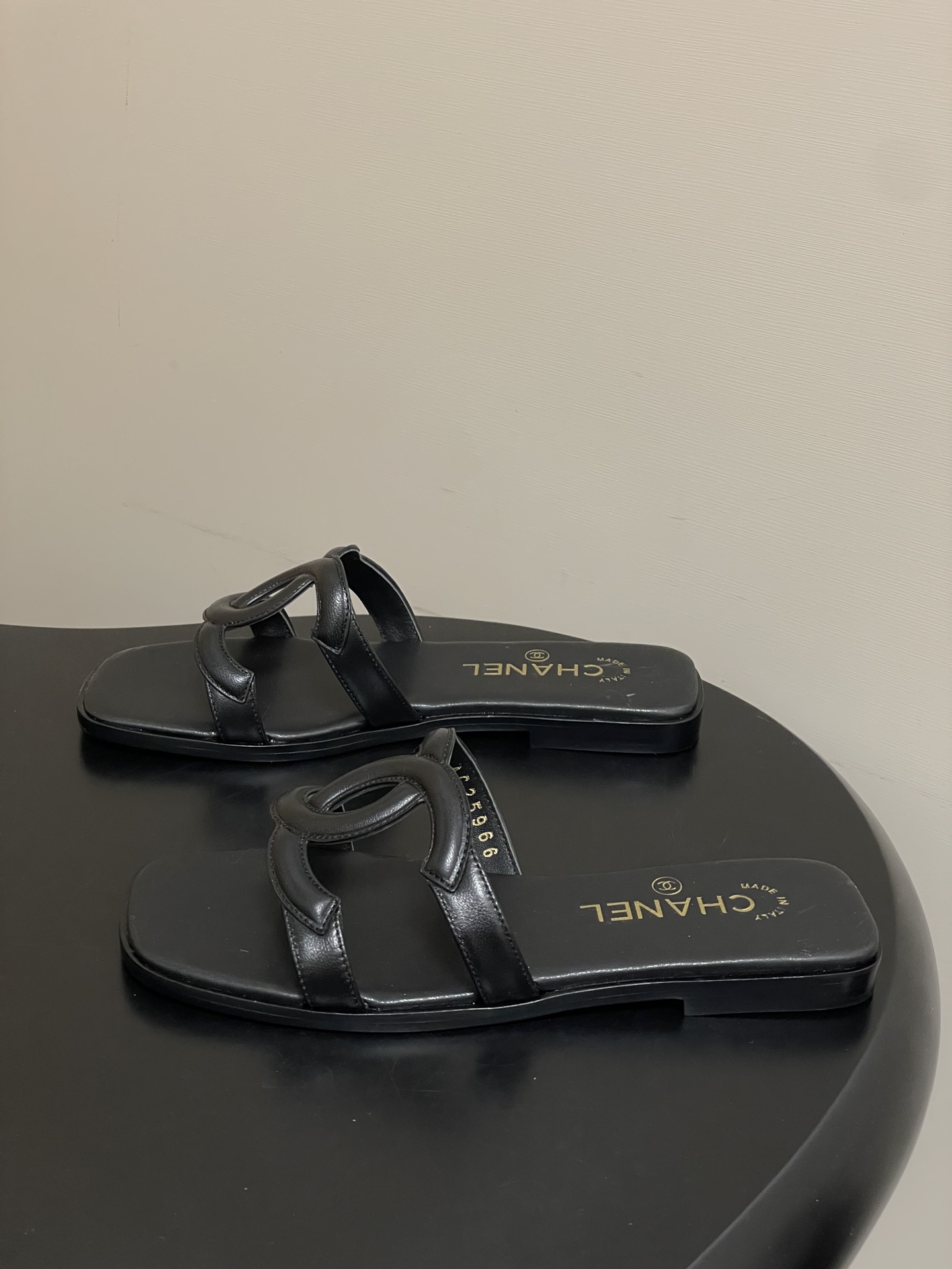 -26Ss春夏新款Chanel香奈儿 度假风小香经典大双C镂空高跟凉拖鞋蜜儿一字带平底拖鞋鞋面装饰大双c