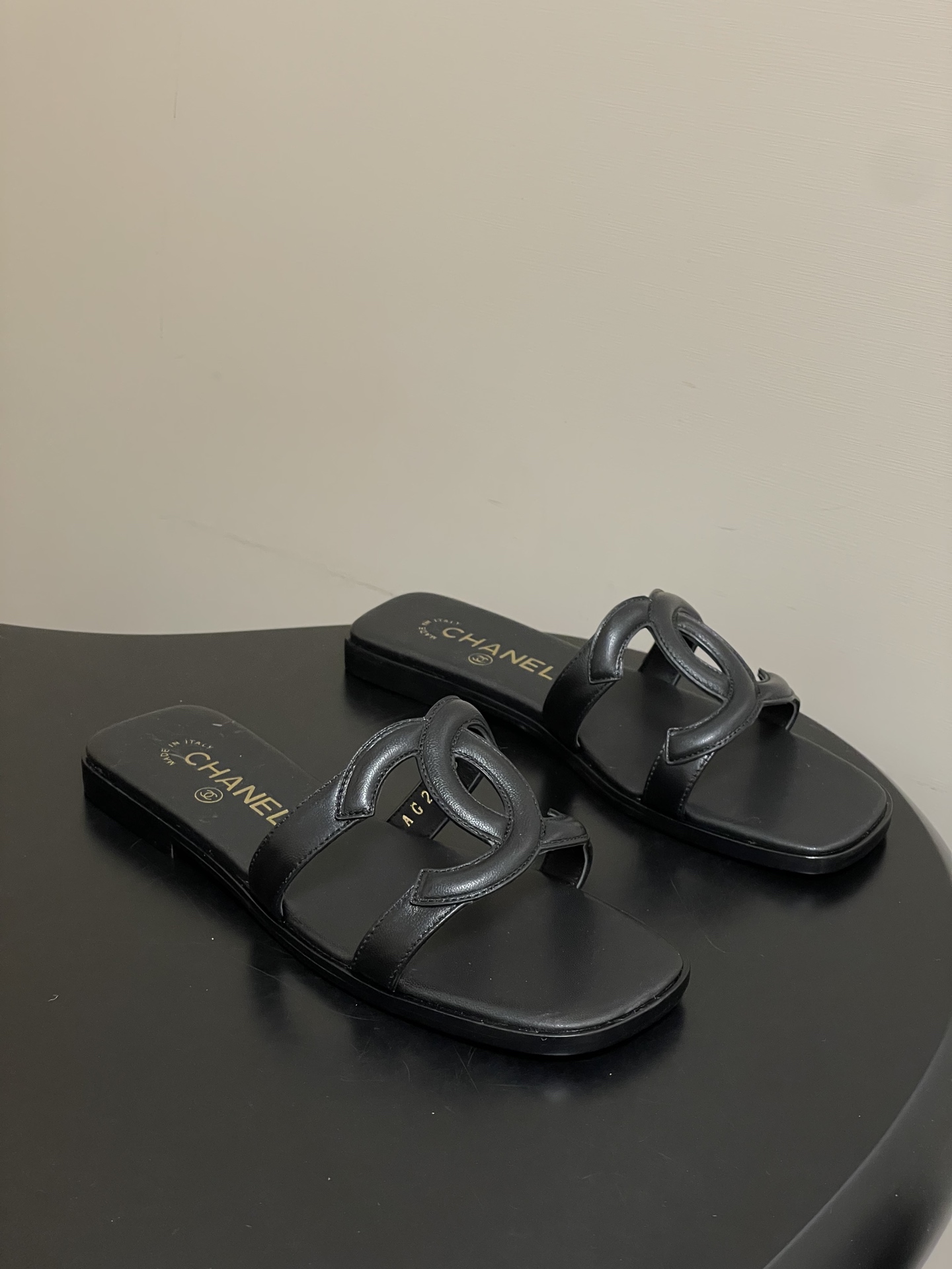 -26Ss春夏新款Chanel香奈儿 度假风小香经典大双C镂空高跟凉拖鞋蜜儿一字带平底拖鞋鞋面装饰大双c