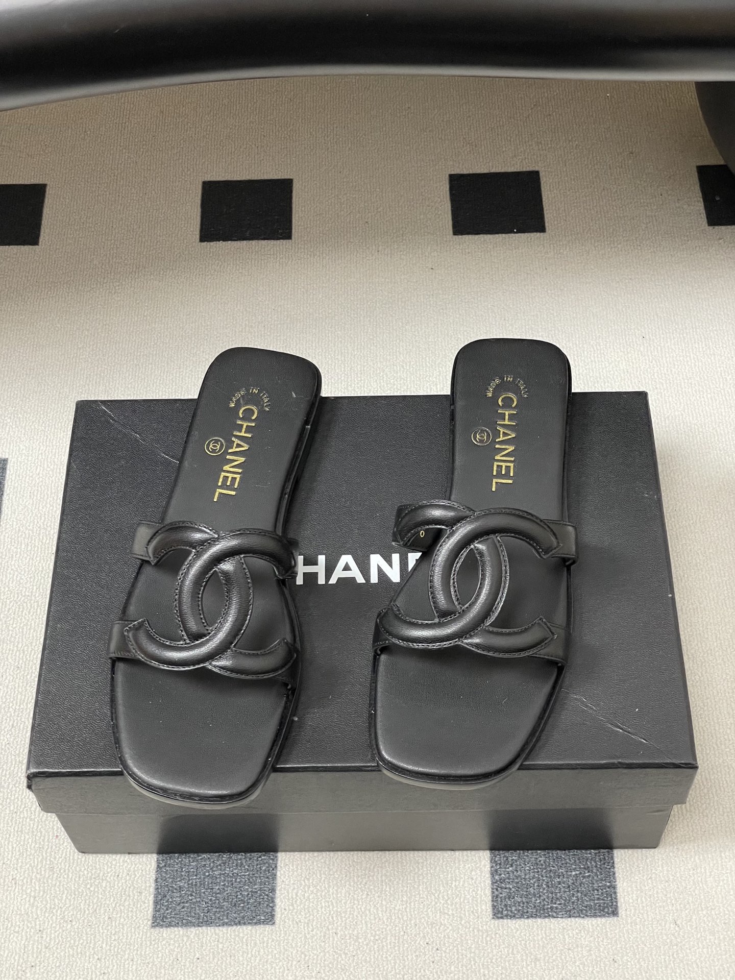 -26Ss春夏新款Chanel香奈儿 度假风小香经典大双C镂空高跟凉拖鞋蜜儿一字带平底拖鞋鞋面装饰大双c