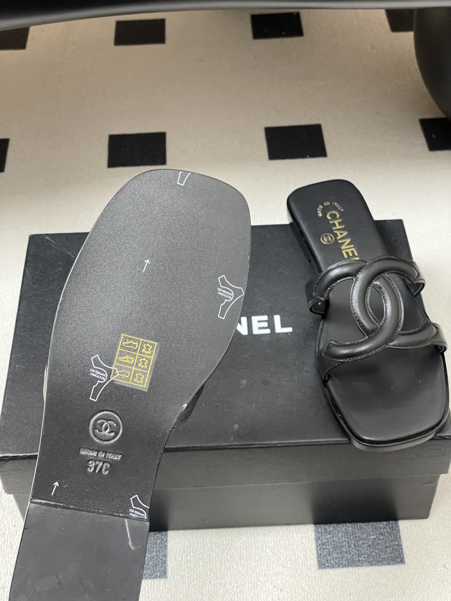 -26Ss春夏新款Chanel香奈儿 度假风小香经典大双C镂空高跟凉拖鞋蜜儿一字带平底拖鞋鞋面装饰大双c