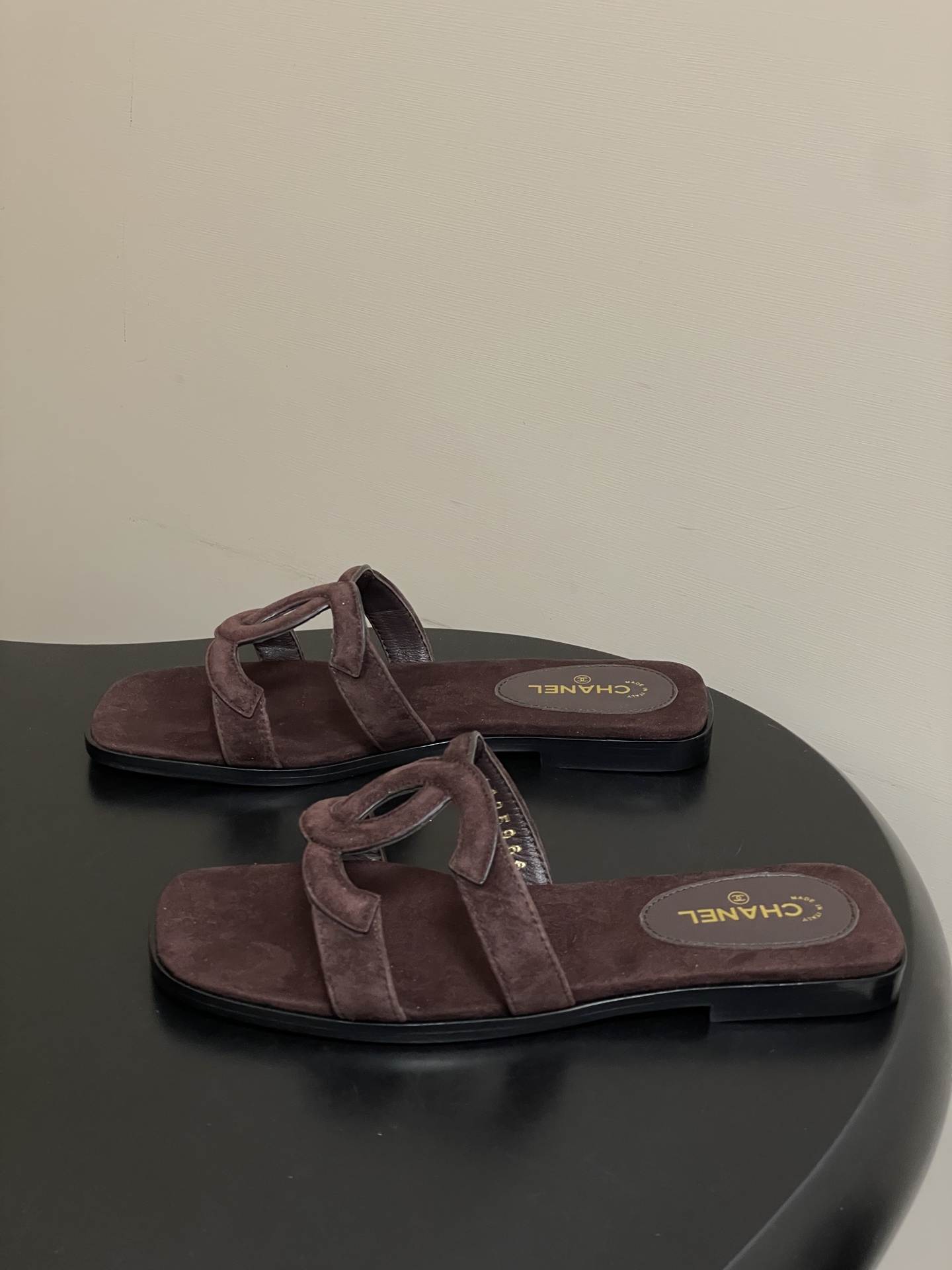 -26Ss春夏新款Chanel香奈儿 度假风小香经典大双C镂空高跟凉拖鞋蜜儿一字带平底拖鞋鞋面装饰大双c