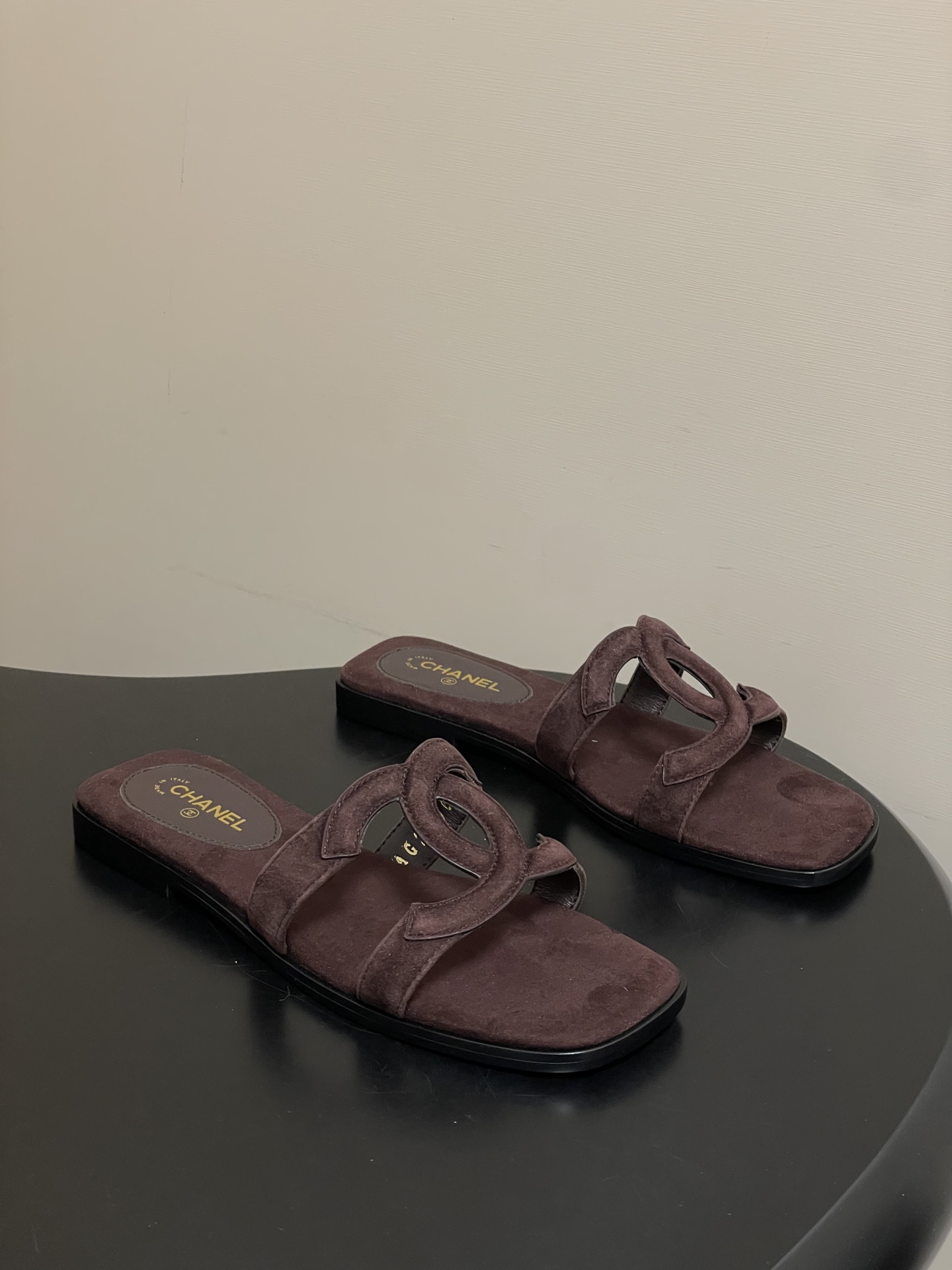 -26Ss春夏新款Chanel香奈儿 度假风小香经典大双C镂空高跟凉拖鞋蜜儿一字带平底拖鞋鞋面装饰大双c