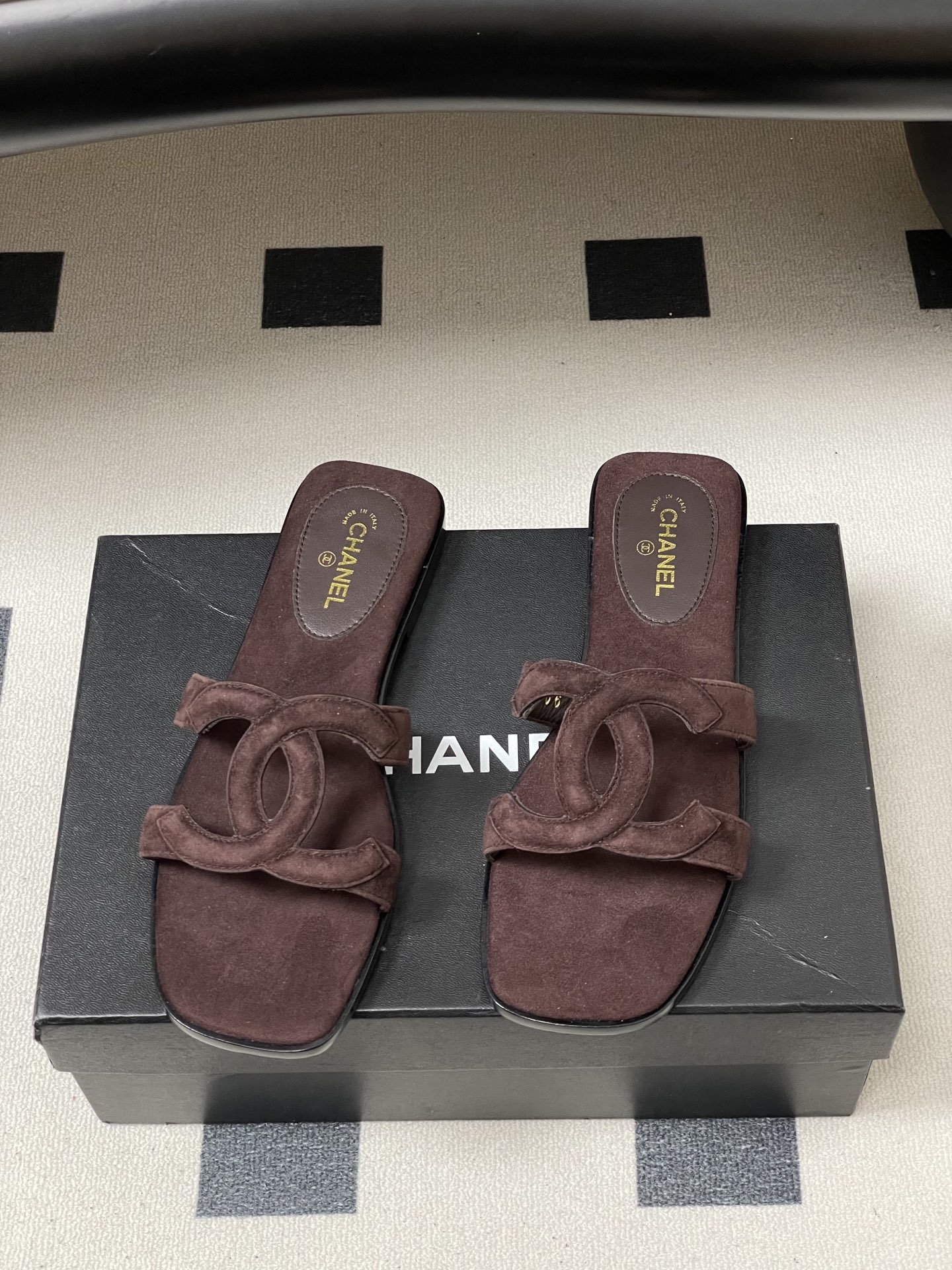 -26Ss春夏新款Chanel香奈儿 度假风小香经典大双C镂空高跟凉拖鞋蜜儿一字带平底拖鞋鞋面装饰大双c