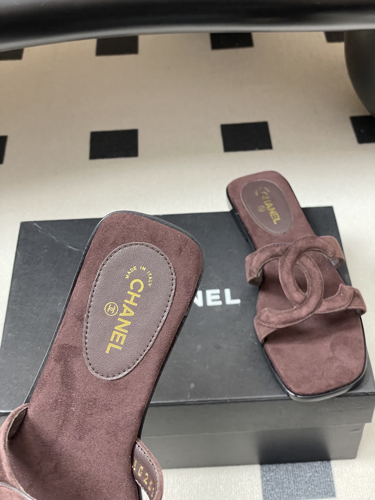 -26Ss春夏新款Chanel香奈儿 度假风小香经典大双C镂空高跟凉拖鞋蜜儿一字带平底拖鞋鞋面装饰大双c