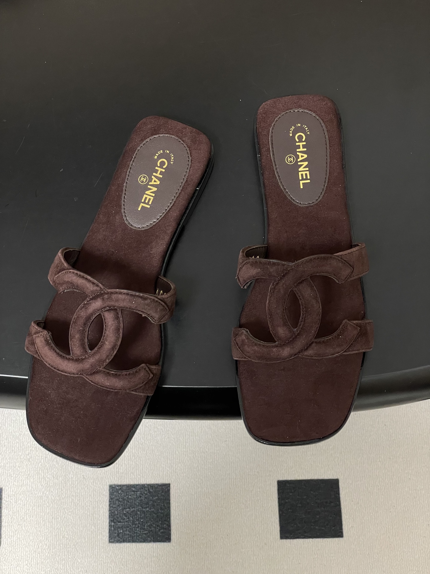 -26Ss春夏新款Chanel香奈儿 度假风小香经典大双C镂空高跟凉拖鞋蜜儿一字带平底拖鞋鞋面装饰大双c