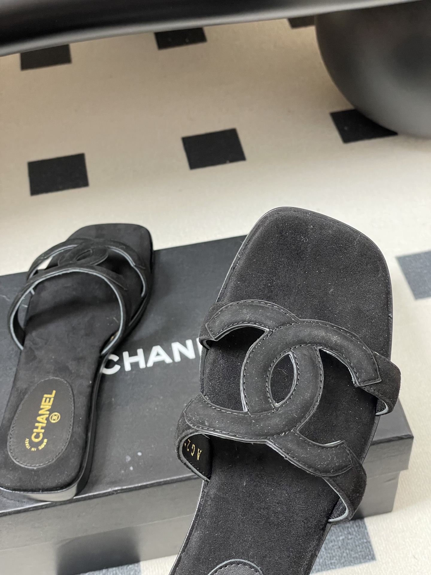 -26Ss春夏新款Chanel香奈儿 度假风小香经典大双C镂空高跟凉拖鞋蜜儿一字带平底拖鞋鞋面装饰大双c