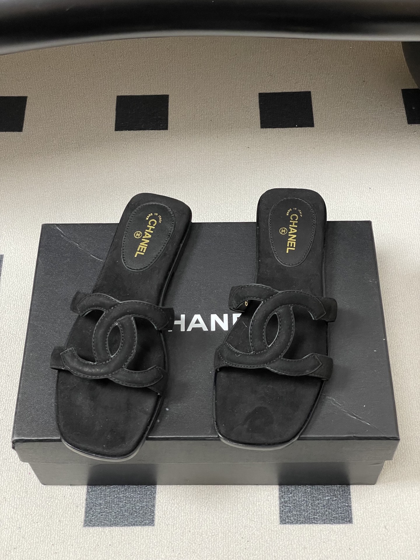 -26Ss春夏新款Chanel香奈儿 度假风小香经典大双C镂空高跟凉拖鞋蜜儿一字带平底拖鞋鞋面装饰大双c