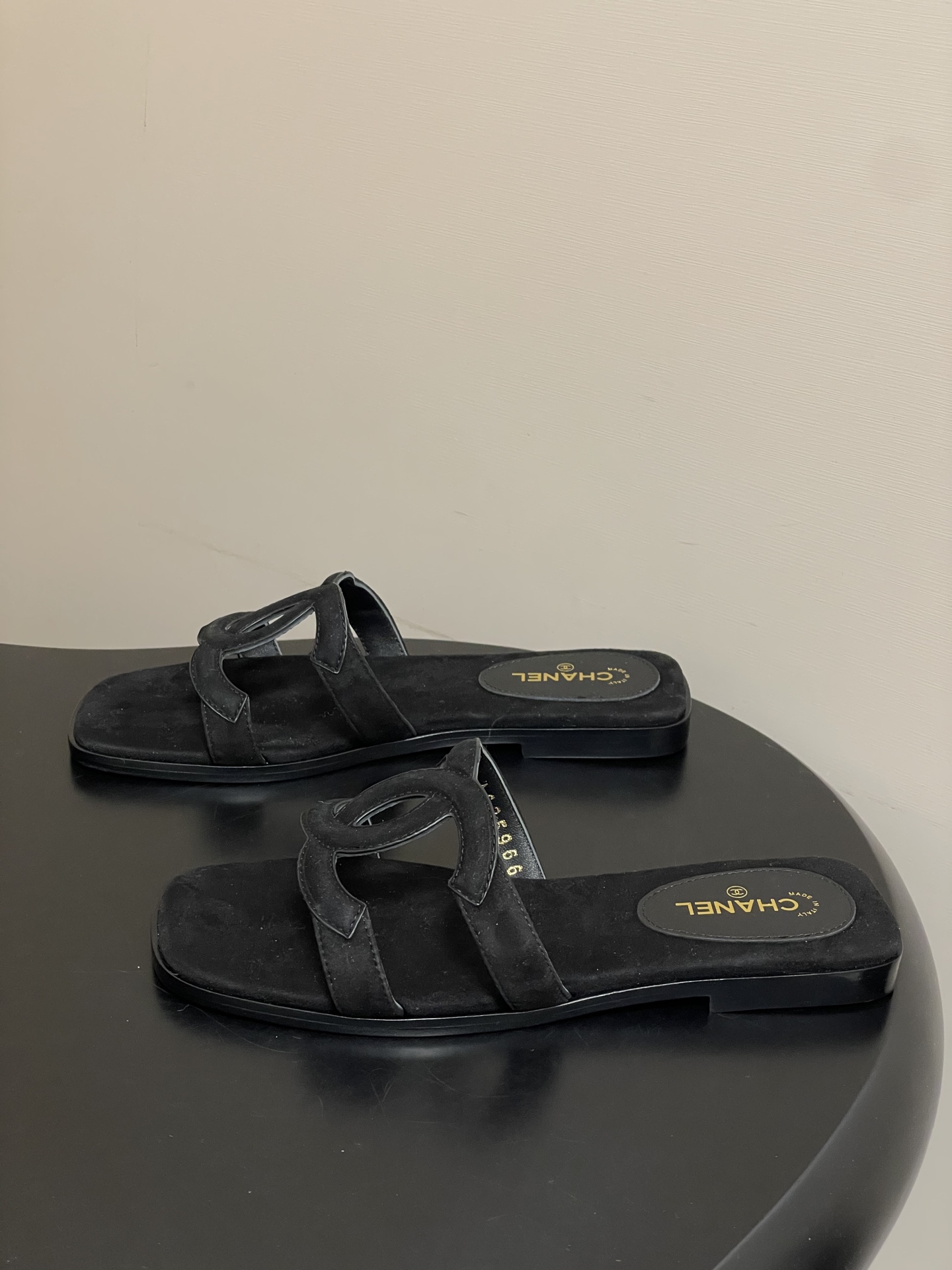 -26Ss春夏新款Chanel香奈儿 度假风小香经典大双C镂空高跟凉拖鞋蜜儿一字带平底拖鞋鞋面装饰大双c