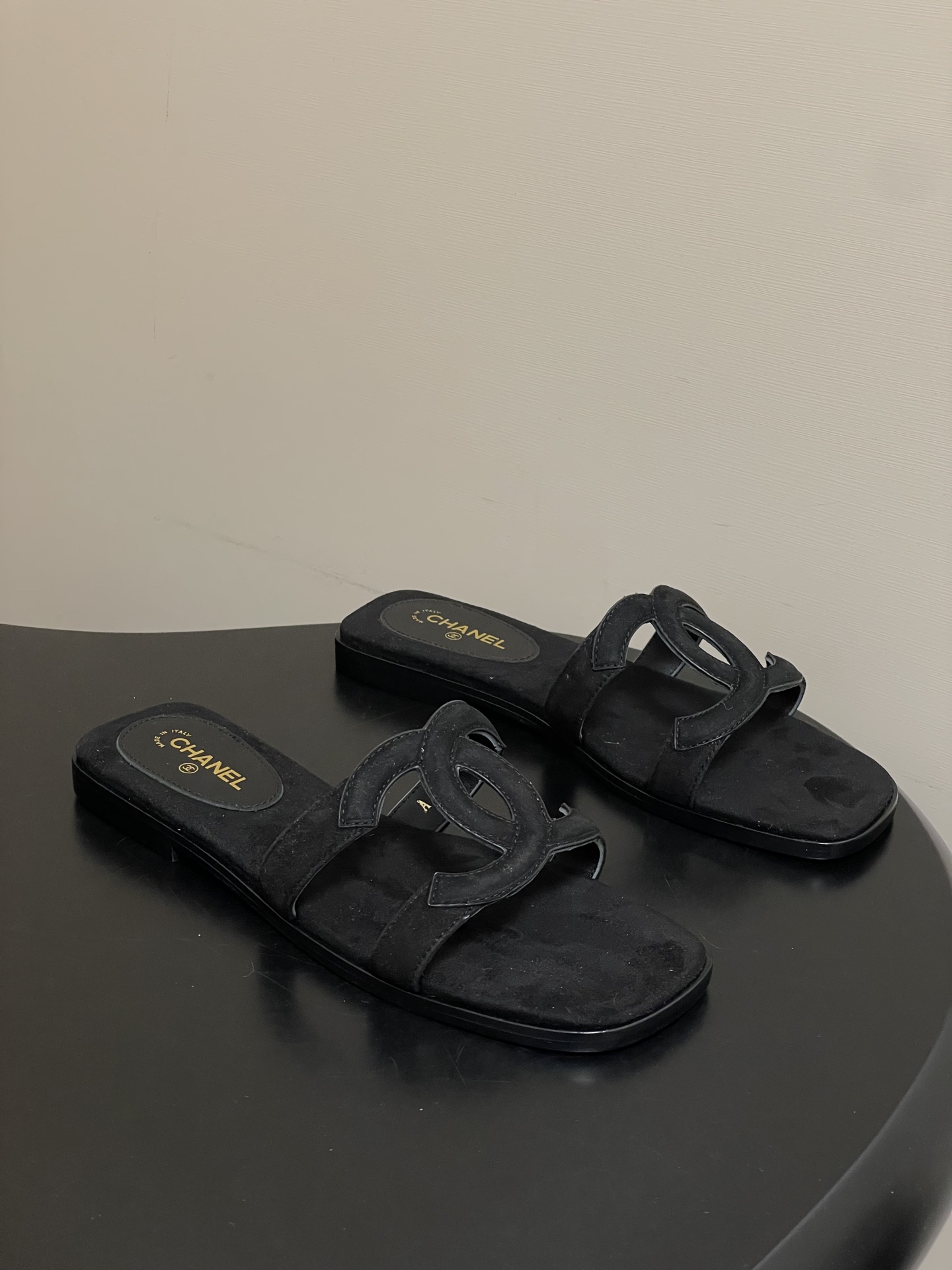 -26Ss春夏新款Chanel香奈儿 度假风小香经典大双C镂空高跟凉拖鞋蜜儿一字带平底拖鞋鞋面装饰大双c