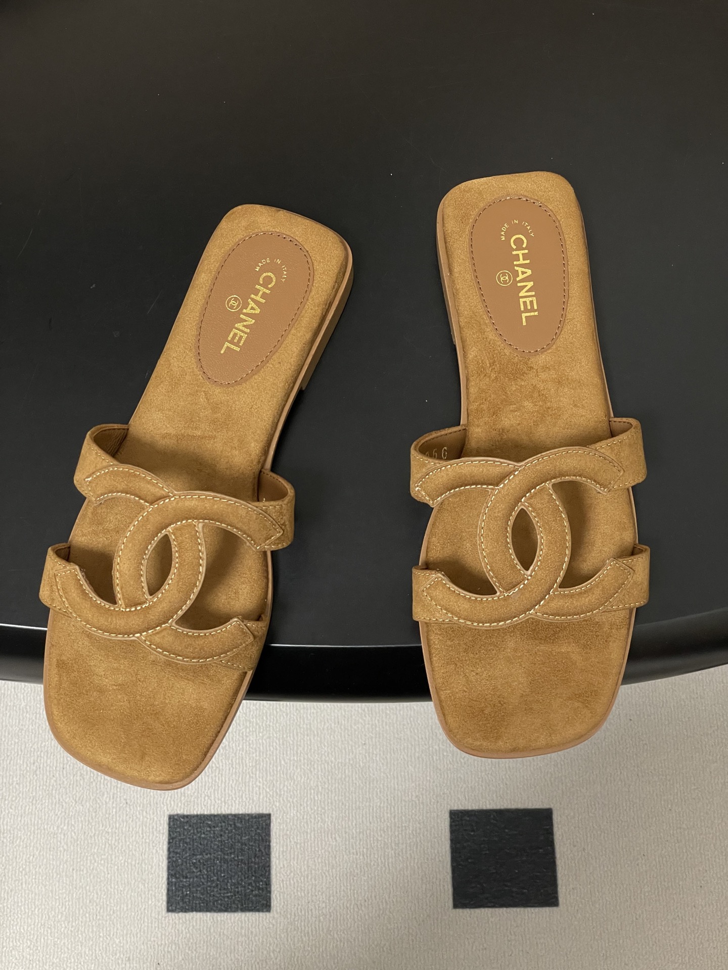 -26Ss春夏新款Chanel香奈儿 度假风小香经典大双C镂空高跟凉拖鞋蜜儿一字带平底拖鞋鞋面装饰大双c