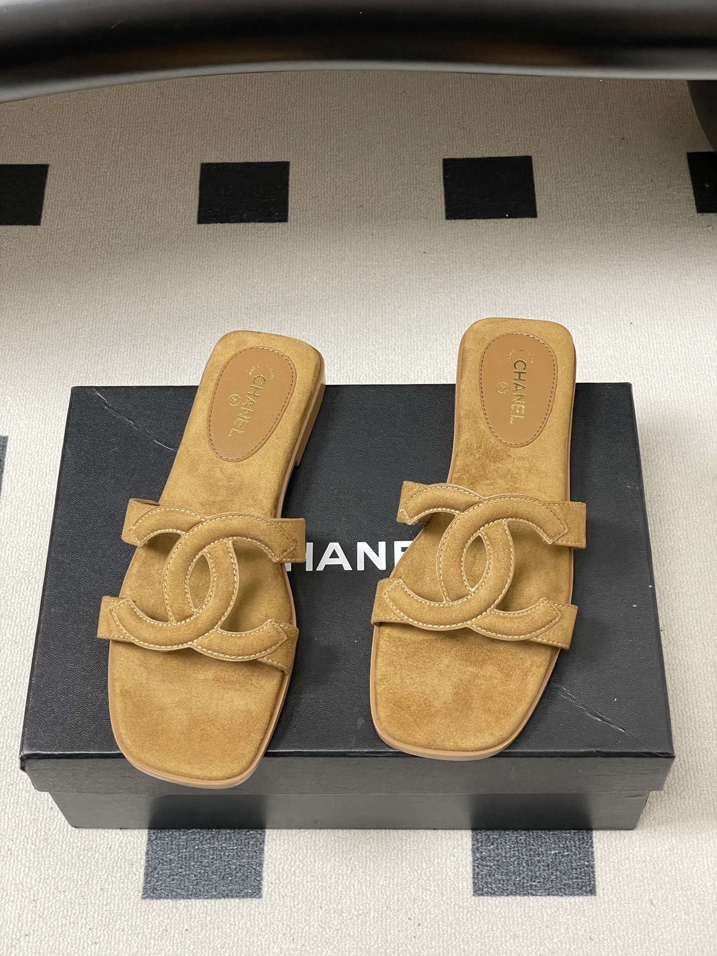 -26Ss春夏新款Chanel香奈儿 度假风小香经典大双C镂空高跟凉拖鞋蜜儿一字带平底拖鞋鞋面装饰大双c