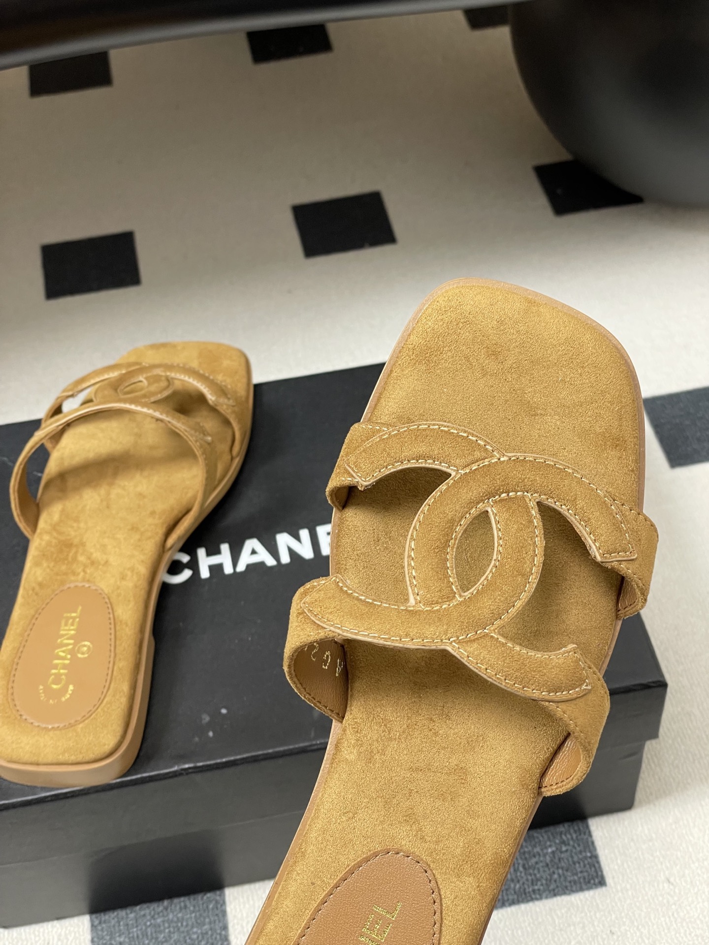 -26Ss春夏新款Chanel香奈儿 度假风小香经典大双C镂空高跟凉拖鞋蜜儿一字带平底拖鞋鞋面装饰大双c