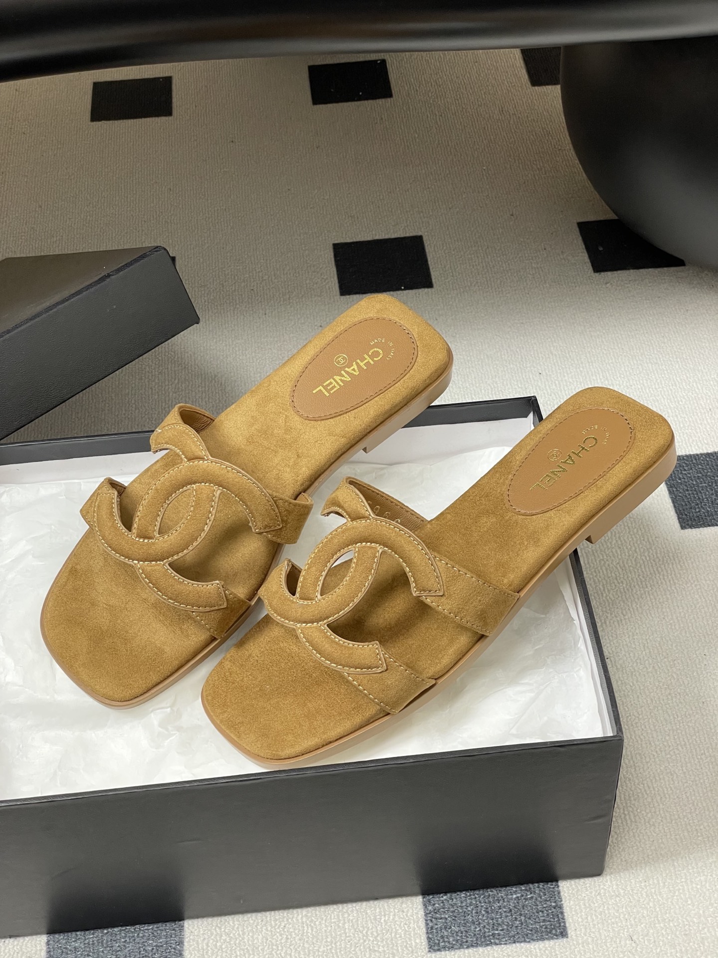 -26Ss春夏新款Chanel香奈儿 度假风小香经典大双C镂空高跟凉拖鞋蜜儿一字带平底拖鞋鞋面装饰大双c