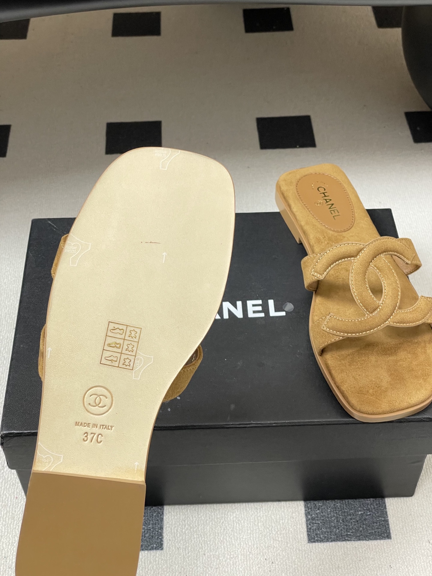 -26Ss春夏新款Chanel香奈儿 度假风小香经典大双C镂空高跟凉拖鞋蜜儿一字带平底拖鞋鞋面装饰大双c