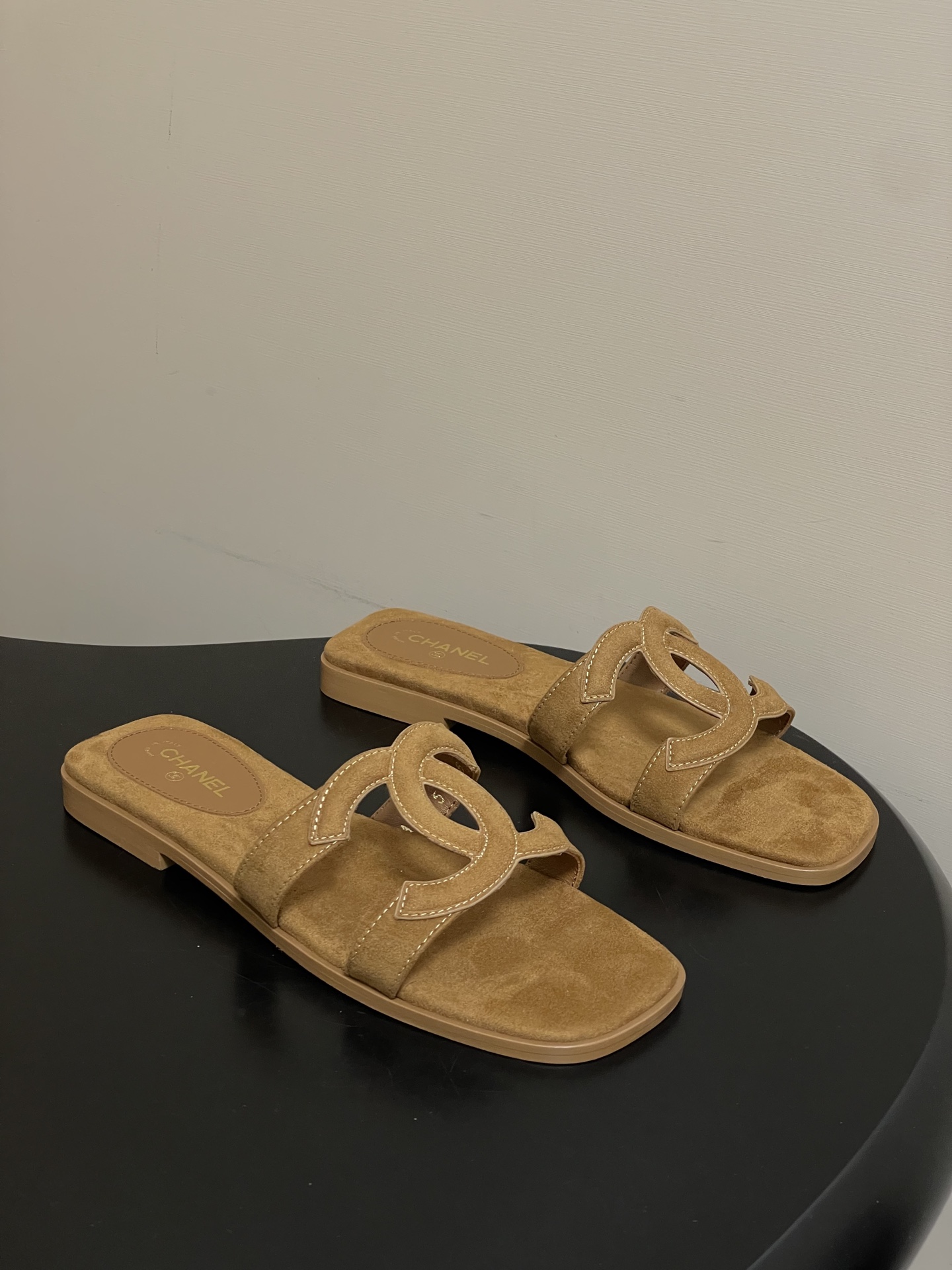 NO:758437,- 26Ss spring and summer new model Chanel Chanel holiday style small fragrance classic large double C hollow high heel sandals Mier flat slippers  The upper is decorated with a large double C logo, which is Xiaoxiang's classic design symbol, with both sophistication and brand recognition. It is a flat-soled flip-flop with an open toe + mules shoe design that is simple and comfortable. The flat-soled structure is suitable for daily casual scenes, and the shape of the strap can also modify the foot shape. The classic color system is versatile and can adapt to different wearing styles. Upper cowhide/sheep leather, lining sheepskin, sole Italian genuine leather outsole  Size 35-39 (34.40.41.42 customized, non-refundable), slippers, chanel, chanel, slippers, cowhide, sheepskin, sheep, Leather soles19860909- 26Ss春夏新款Chanel香奈儿 度假风小香经典大双C镂空高跟凉拖鞋蜜儿一字带平底拖鞋 鞋面装饰大双c标志,是小香的经典设计符号,兼具精致感与品牌辨识度.为平底一字拖,露趾+穆勒鞋型的设计简约舒适,平底结构适配日常休闲场景,一字带的造型也能修饰脚型.经典色系,百搭且能适配不同穿搭风格. 鞋面牛皮/羊猄皮 内里垫脚羊皮 鞋底意大利真皮大底 码数35-39（34.40.41.42 定做不退换）,拖鞋,chanel,chanel,slippers,cowhide,sheepskin,sheep,Leather soles,Women's Shoes