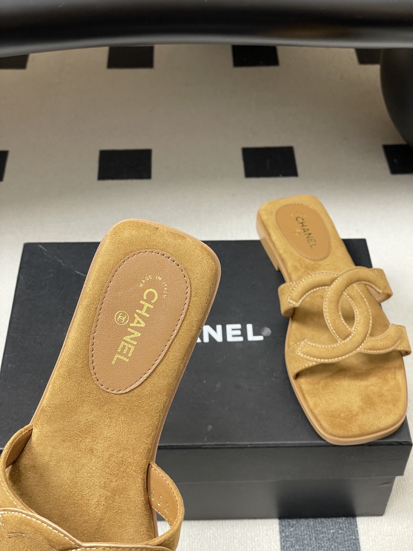 -26Ss春夏新款Chanel香奈儿 度假风小香经典大双C镂空高跟凉拖鞋蜜儿一字带平底拖鞋鞋面装饰大双c