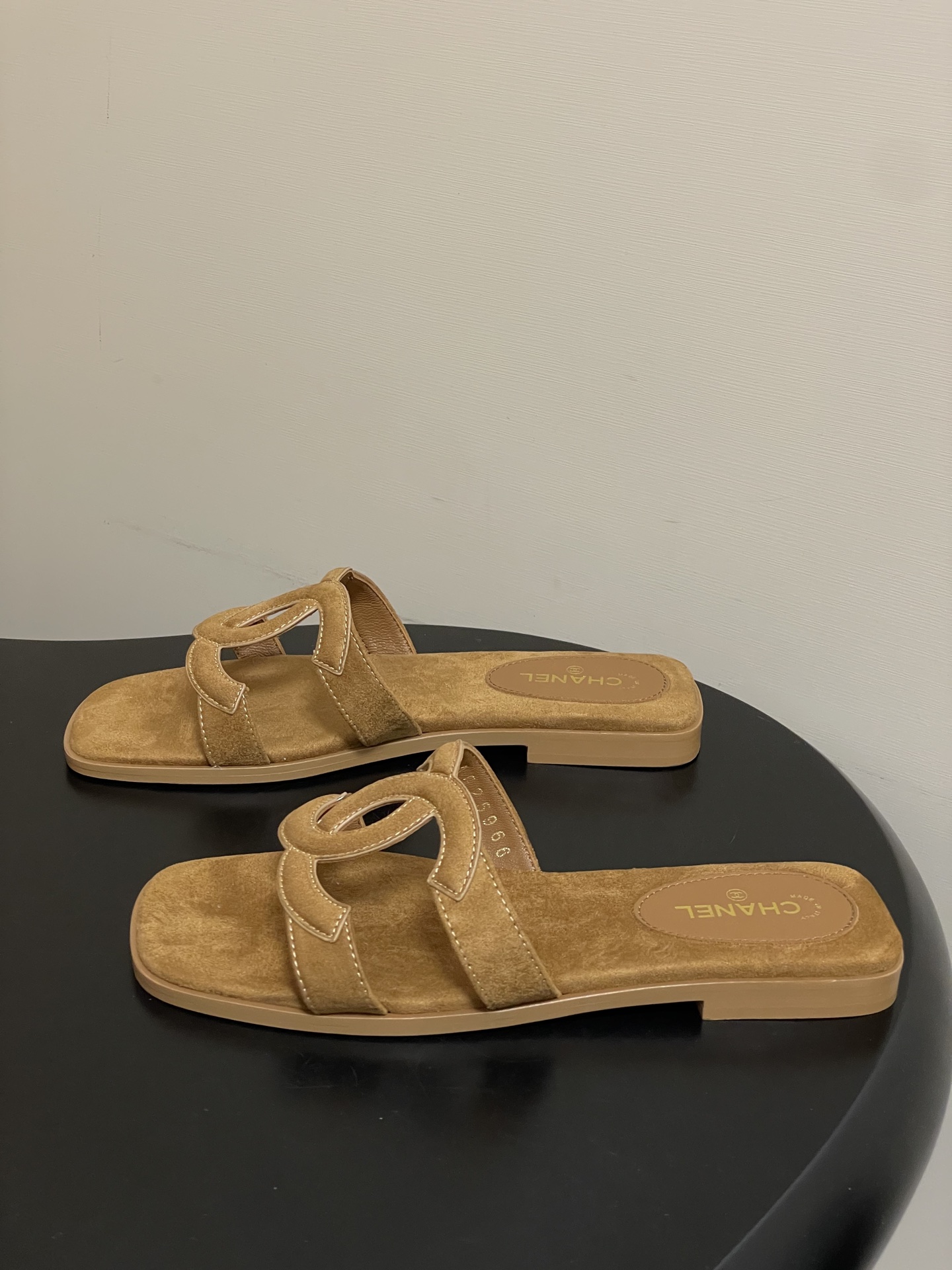 -26Ss春夏新款Chanel香奈儿 度假风小香经典大双C镂空高跟凉拖鞋蜜儿一字带平底拖鞋鞋面装饰大双c