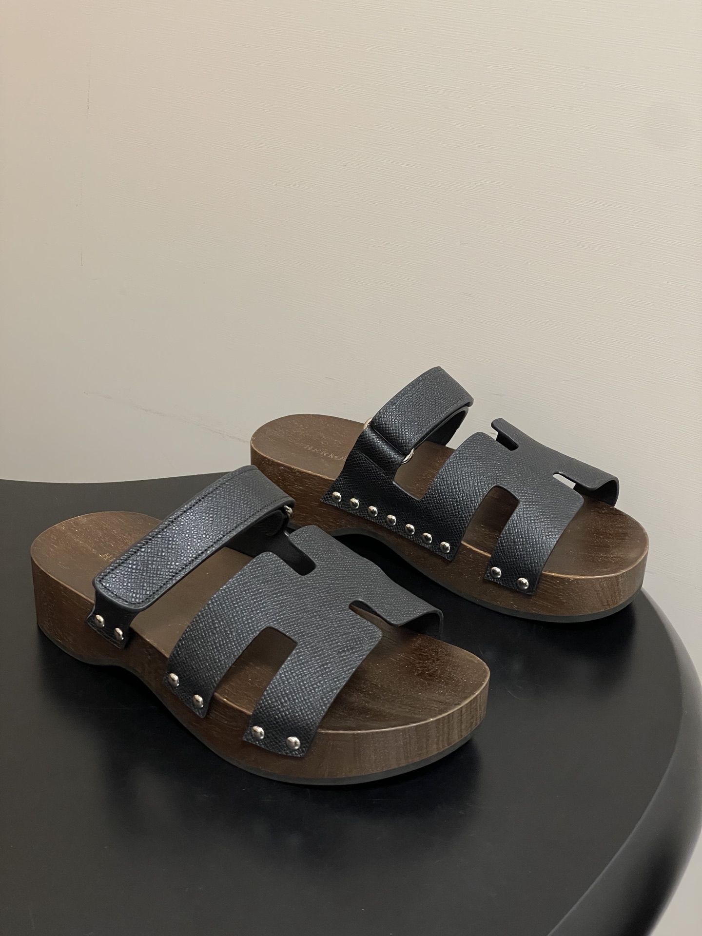 NO:759677,- Hermes H Home Cheryp solid wood sole Erjiu slippers H Velcro upper thick-soled Erjiu slippers casual slippers Various colors of genuine leather cut into geometric H shapes, designed uppers, exuding elegance and charm. Genuine leather functional sandals create a comfortable and casual look.  The iconic H-shaped upper continues Hermès' classic H-shaped hollow design, which is highly recognizable and is the brand's visual symbol. It uses a solid wood spliced outsole with a thickness of 4cm, which has a heightening effect and a full retro feel. There is a non-slip rubber layer on the bottom, which combines beauty and practicality. Adjustable Velcro to adapt to different foot types, making it more comfortable to wear. Silver rivets are embellished on the edges of the upper, adding a tough industrial style and a sense of sophistication. Upper cowhide  Solid wood sole combined with rubber non-slip outsole, size 35-39 (40.41 custom-made, non-refundable), slippers, hermes, hermes, sandals, slippers, cowhide19860909- Hermes 爱马仕 H家 Cheryp 实木底二舅拖鞋H 鞋面魔术贴厚底二舅凉拖鞋休闲懒人鞋 各色真皮裁切几何H型,设计鞋面,散发优雅魅力.真皮机能凉鞋,打造舒适休闲造型. 标志性H型鞋面延续了爱马仕经典的H形镂空设计,辨识度极高,是品牌的视觉符号.采用实木拼接大底,底厚4cm,自带增高效果,同时复古感拉满；底部有防滑橡胶层,兼顾美观与实用性.可调节魔术贴,适配不同脚型,穿着更舒适.鞋面边缘点缀银色铆钉,增添了硬朗的工业风与精致感. 鞋面牛皮 鞋底实木底组合橡胶防滑大底 码数35-39（40.41定做不退换）,拖鞋,hermes,hermes,sandals,slippers,cowhide,Women's Shoes