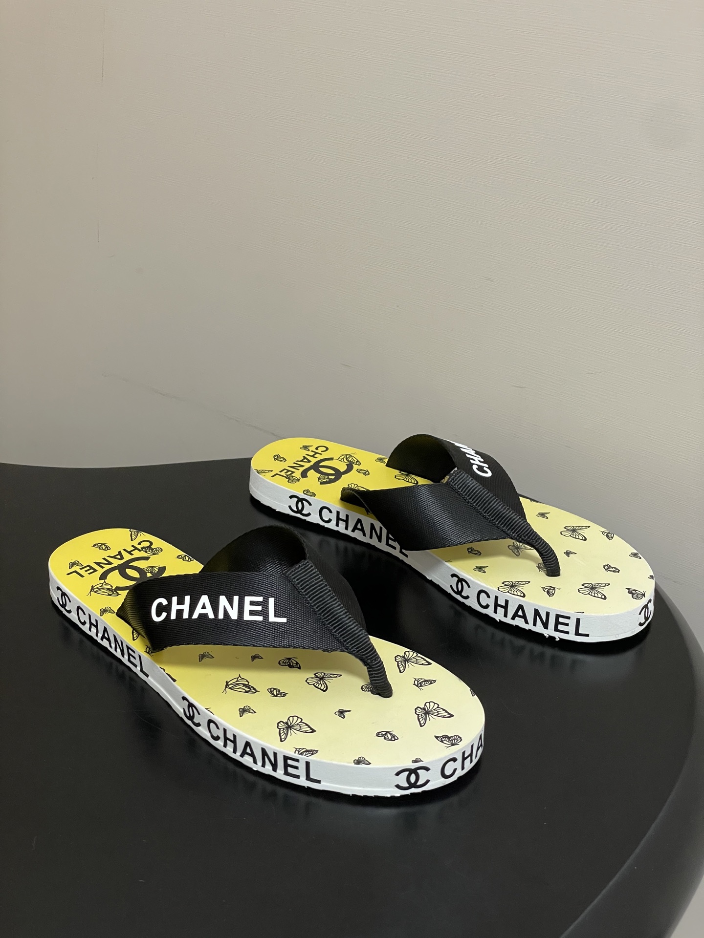 春夏新款Chanel小香夹脚人字拖鞋 经典字母双 C 涂鸦果冻沙滩鞋系列夏日总需要一双自带氛围感的拖鞋，