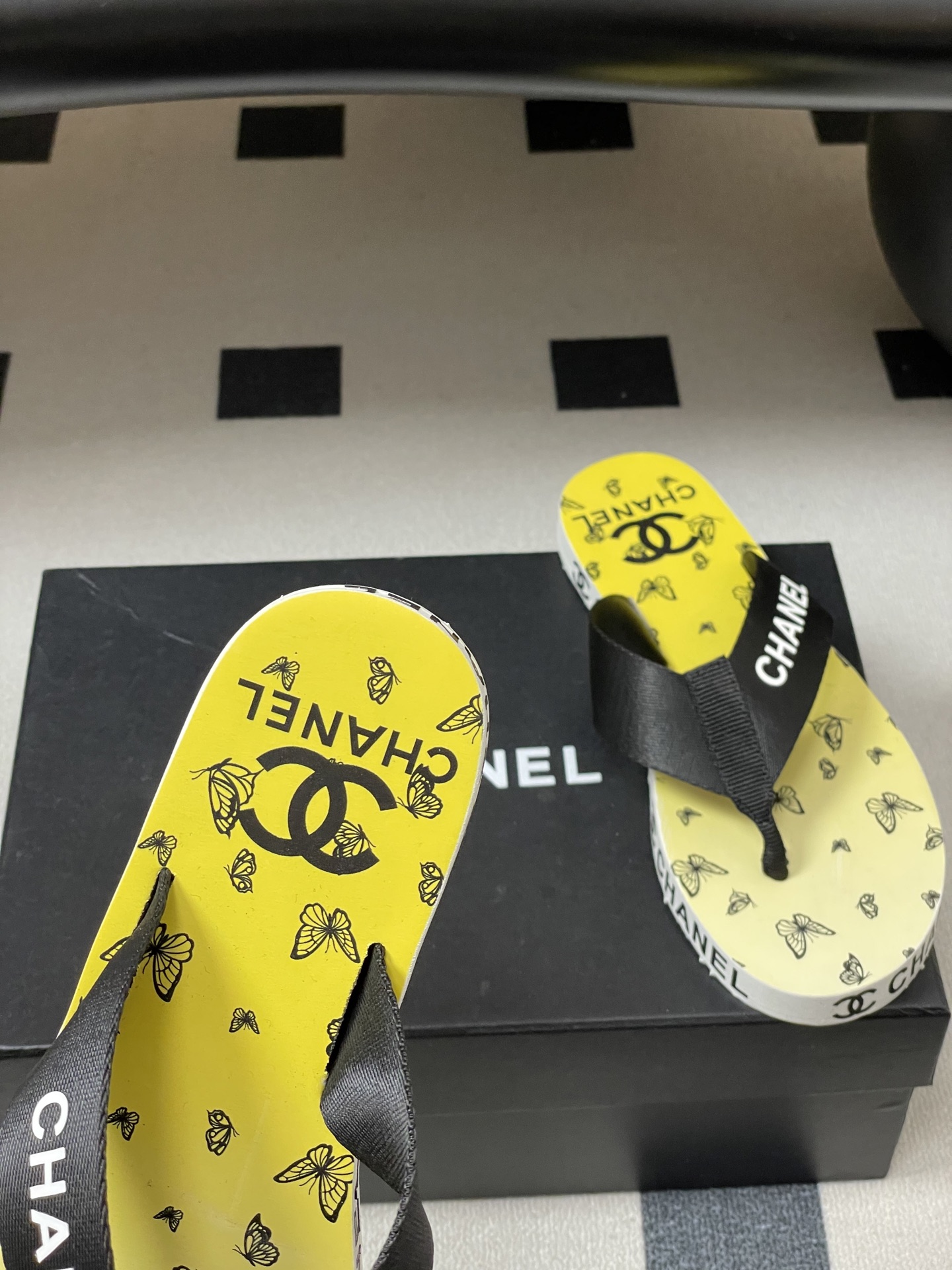 春夏新款Chanel小香夹脚人字拖鞋 经典字母双 C 涂鸦果冻沙滩鞋系列夏日总需要一双自带氛围感的拖鞋，