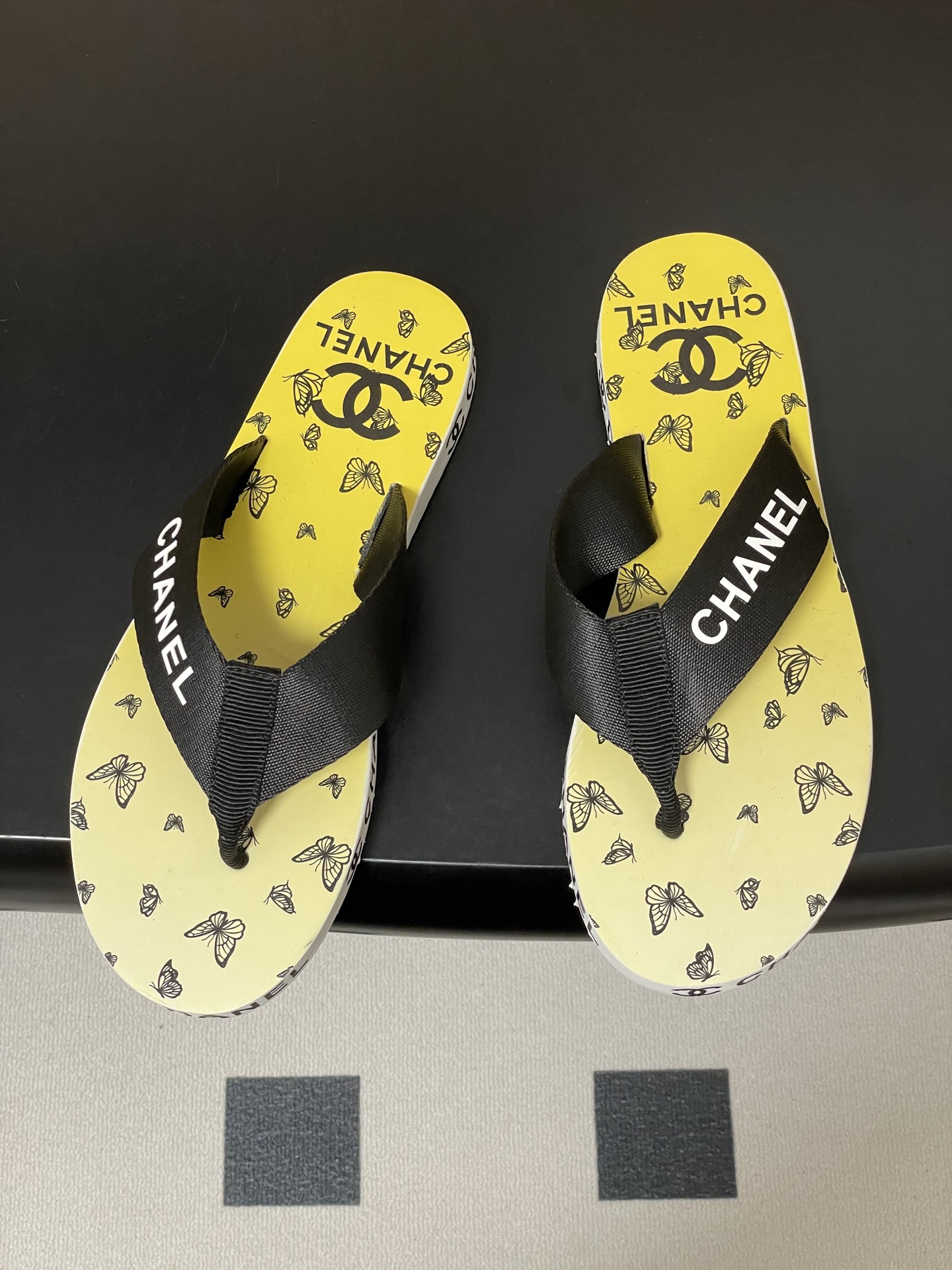 春夏新款Chanel小香夹脚人字拖鞋 经典字母双 C 涂鸦果冻沙滩鞋系列夏日总需要一双自带氛围感的拖鞋，