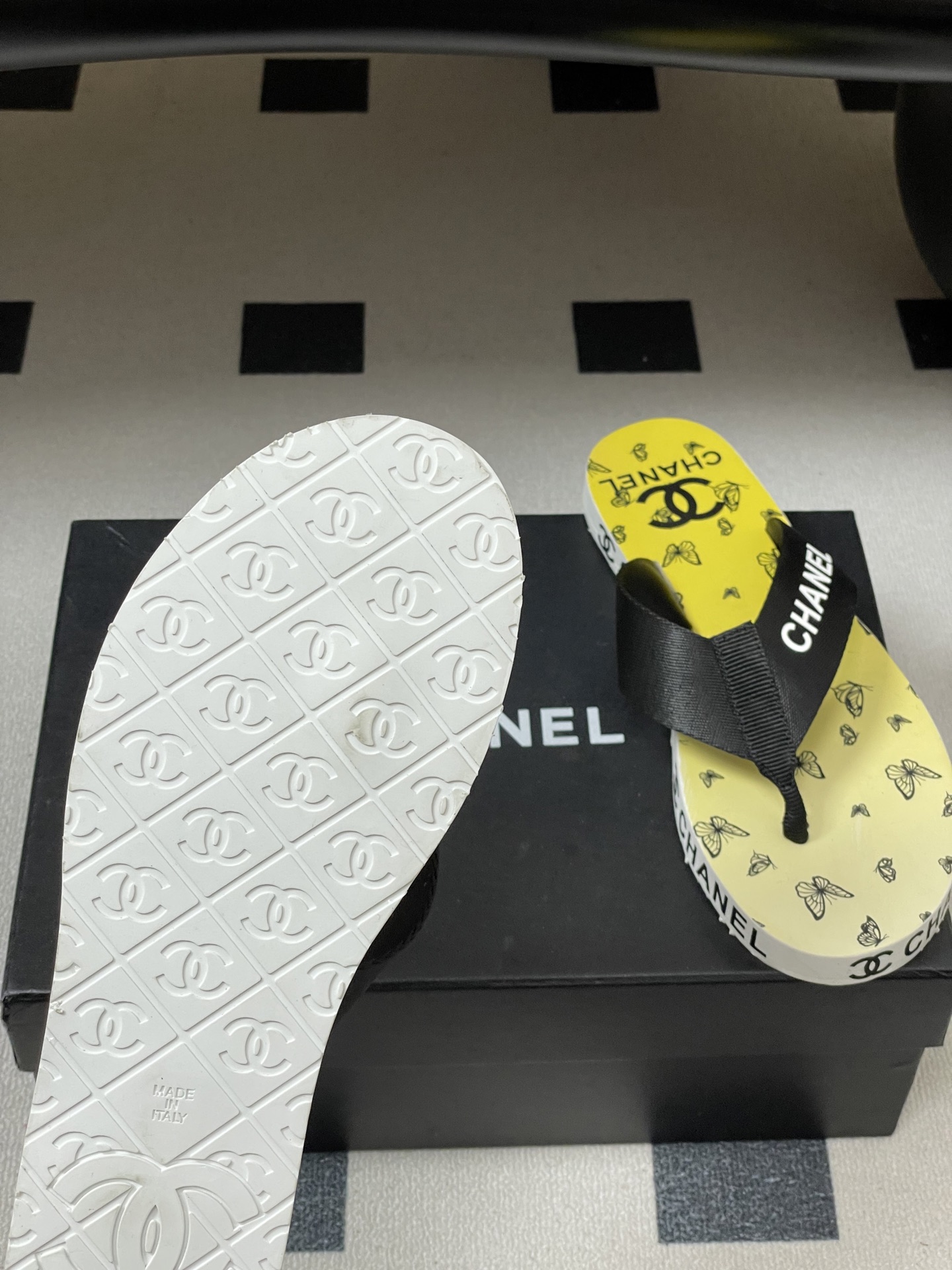 春夏新款Chanel小香夹脚人字拖鞋 经典字母双 C 涂鸦果冻沙滩鞋系列夏日总需要一双自带氛围感的拖鞋，