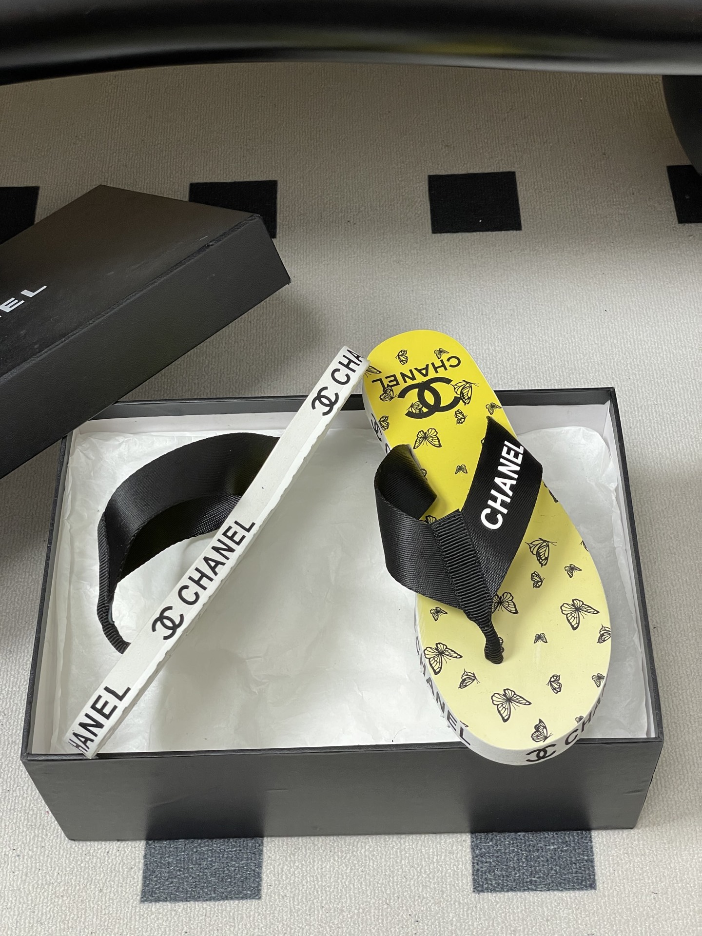 春夏新款Chanel小香夹脚人字拖鞋 经典字母双 C 涂鸦果冻沙滩鞋系列夏日总需要一双自带氛围感的拖鞋，