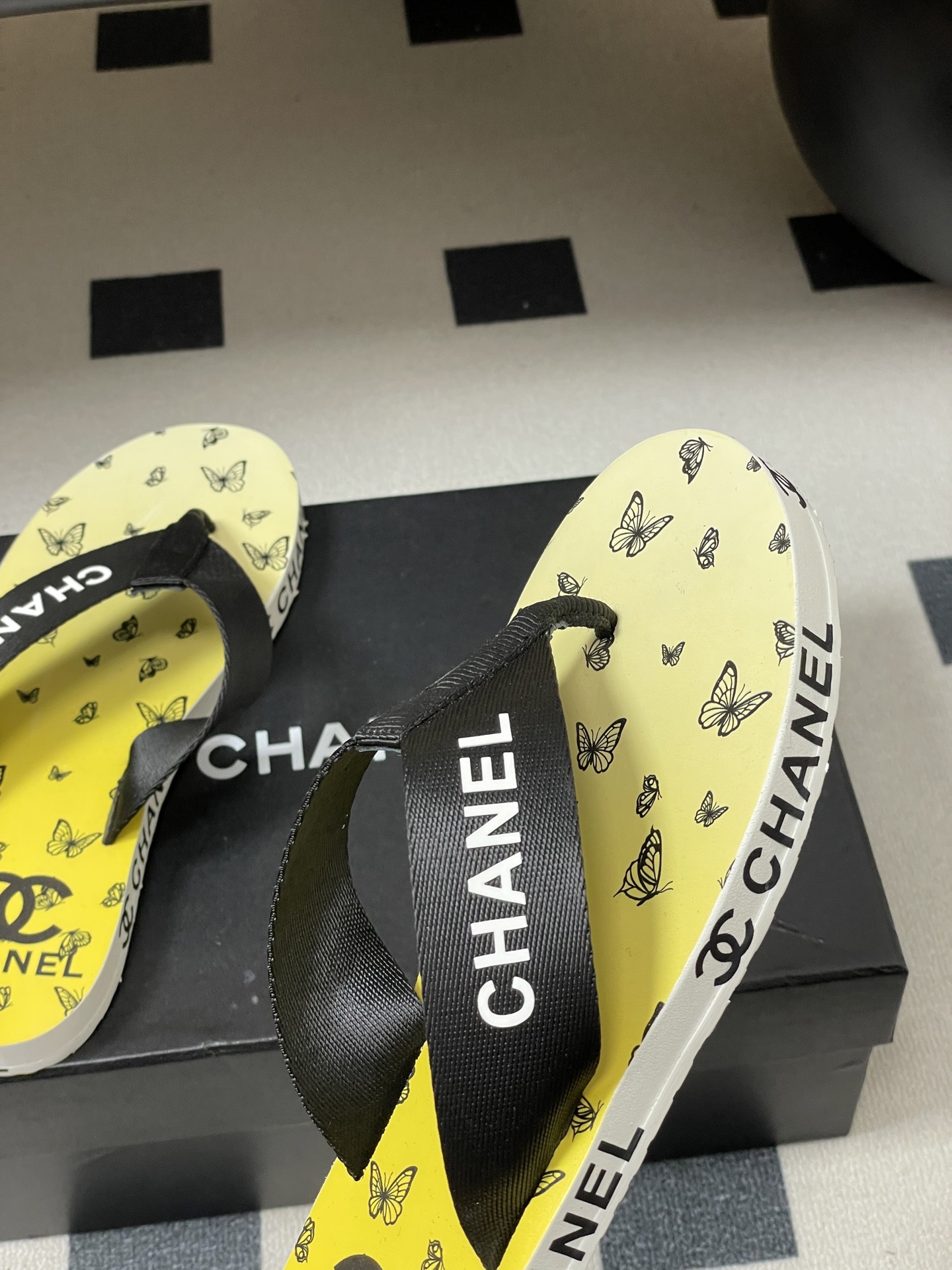 春夏新款Chanel小香夹脚人字拖鞋 经典字母双 C 涂鸦果冻沙滩鞋系列夏日总需要一双自带氛围感的拖鞋，