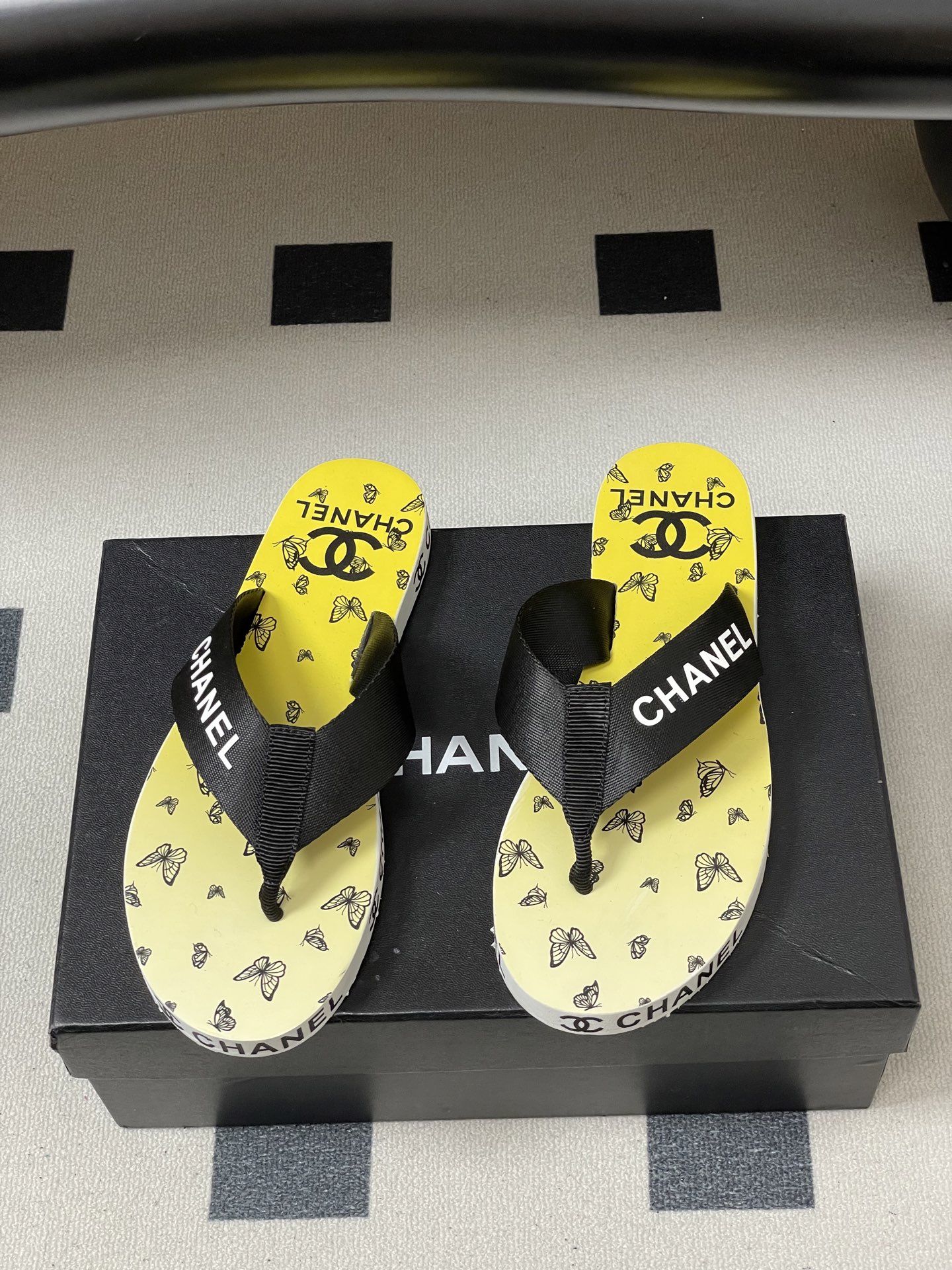 春夏新款Chanel小香夹脚人字拖鞋 经典字母双 C 涂鸦果冻沙滩鞋系列夏日总需要一双自带氛围感的拖鞋，