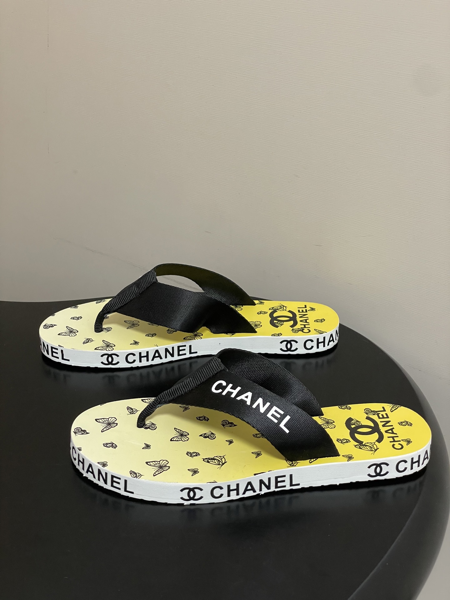 春夏新款Chanel小香夹脚人字拖鞋 经典字母双 C 涂鸦果冻沙滩鞋系列夏日总需要一双自带氛围感的拖鞋，