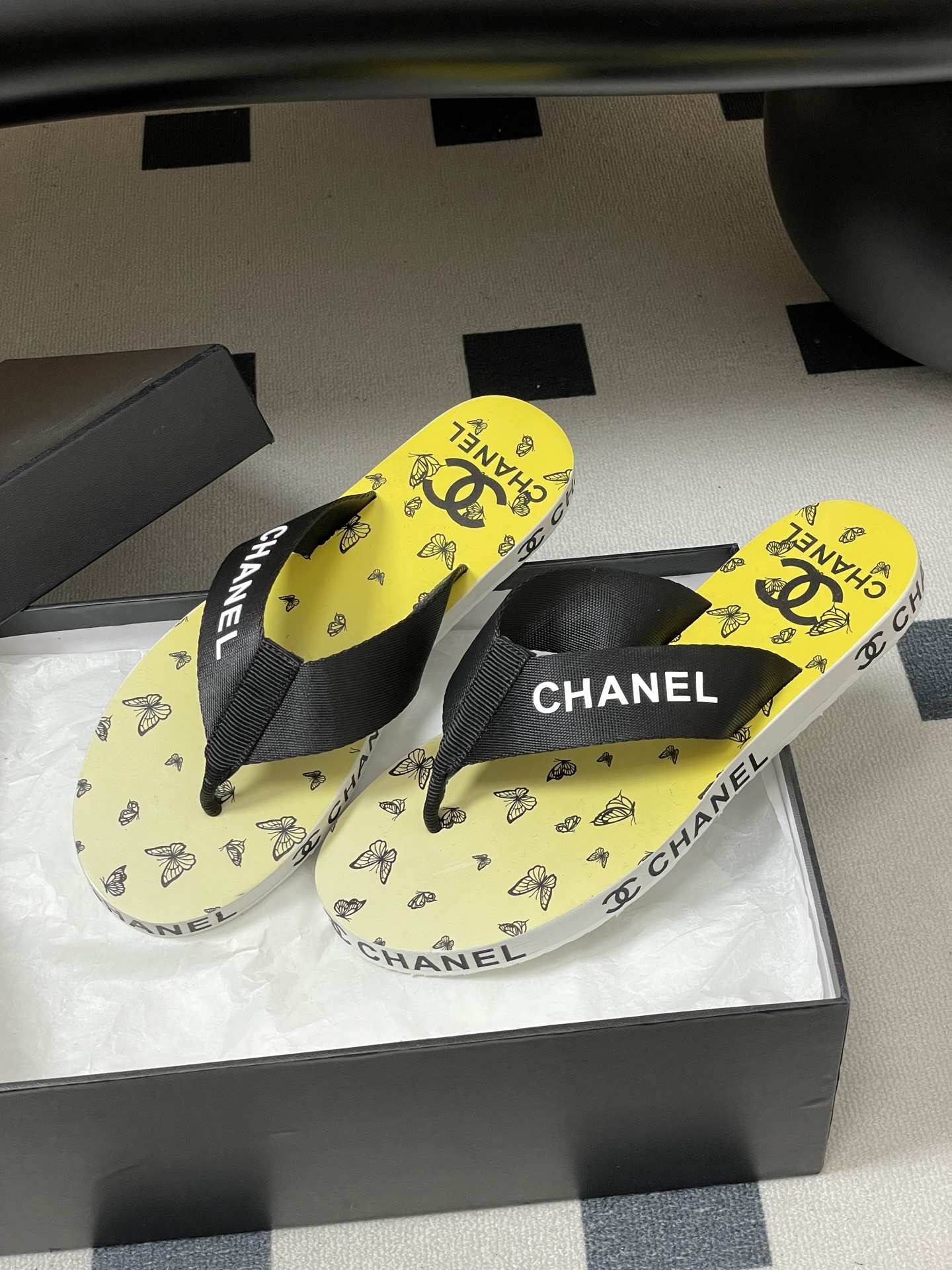 春夏新款Chanel小香夹脚人字拖鞋 经典字母双 C 涂鸦果冻沙滩鞋系列夏日总需要一双自带氛围感的拖鞋，