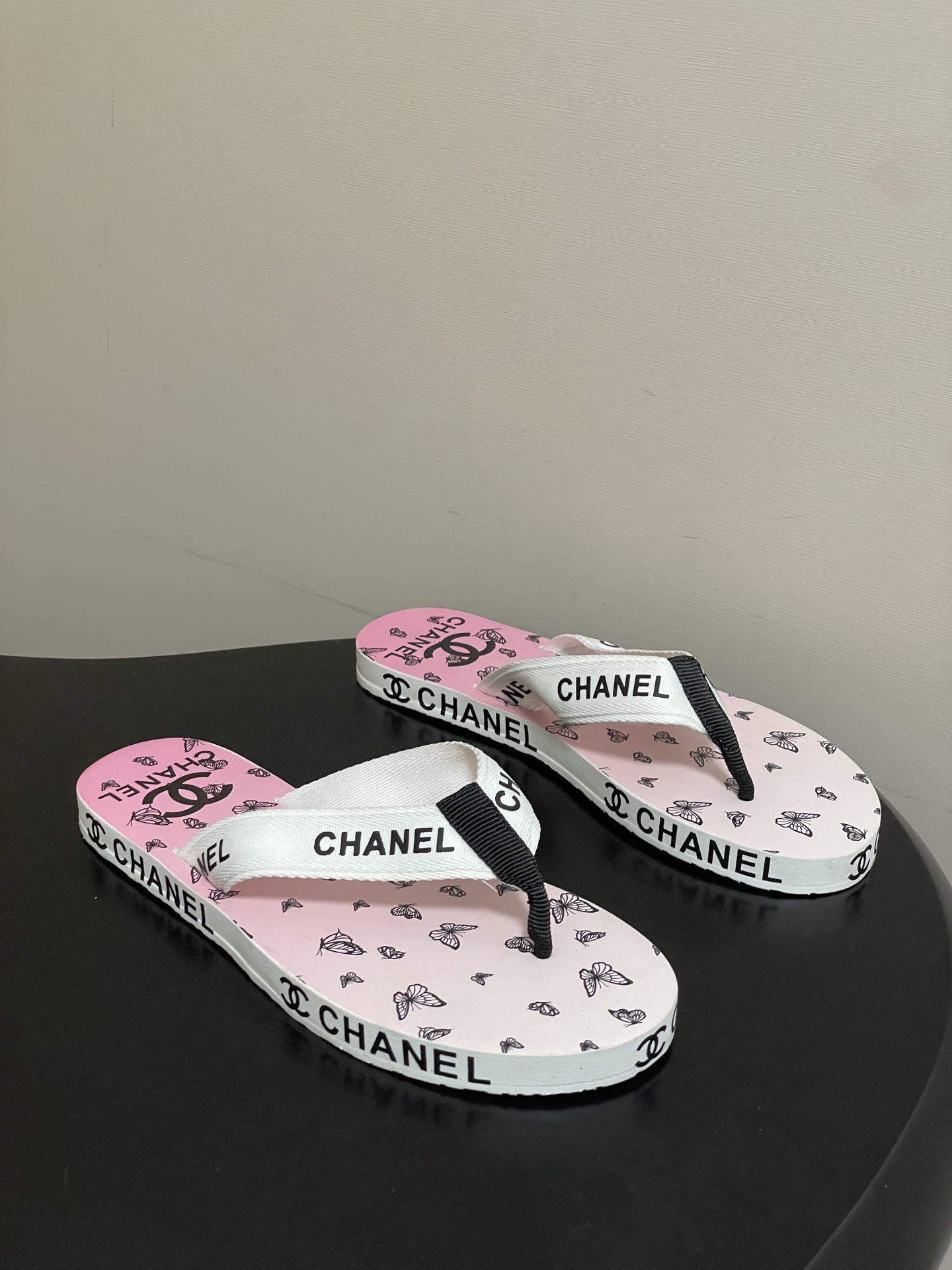 春夏新款Chanel小香夹脚人字拖鞋 经典字母双 C 涂鸦果冻沙滩鞋系列夏日总需要一双自带氛围感的拖鞋，