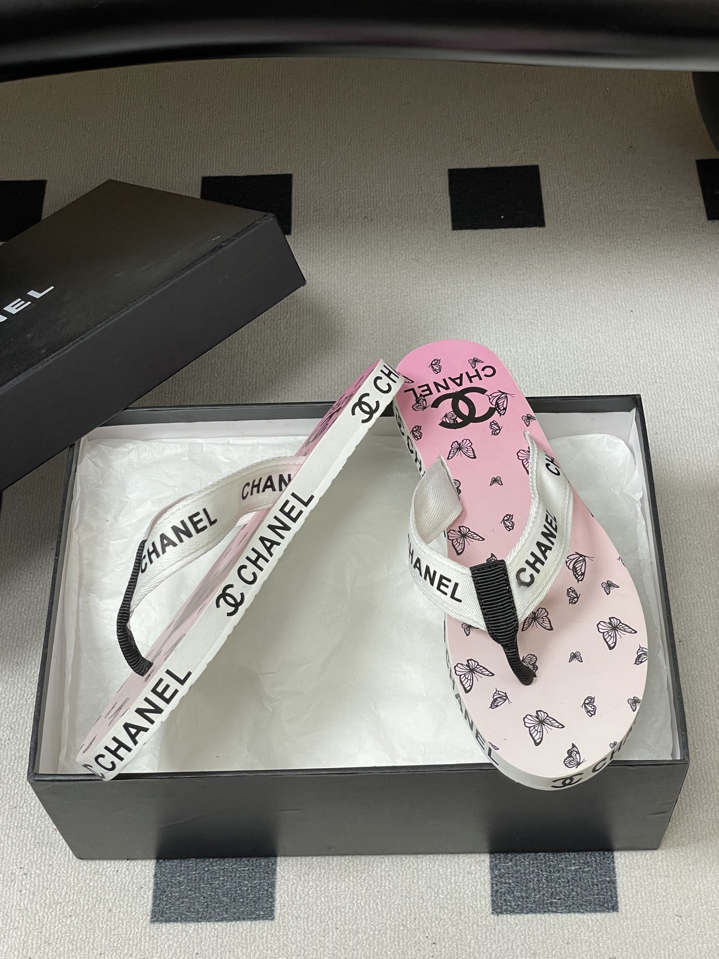 春夏新款Chanel小香夹脚人字拖鞋 经典字母双 C 涂鸦果冻沙滩鞋系列夏日总需要一双自带氛围感的拖鞋，