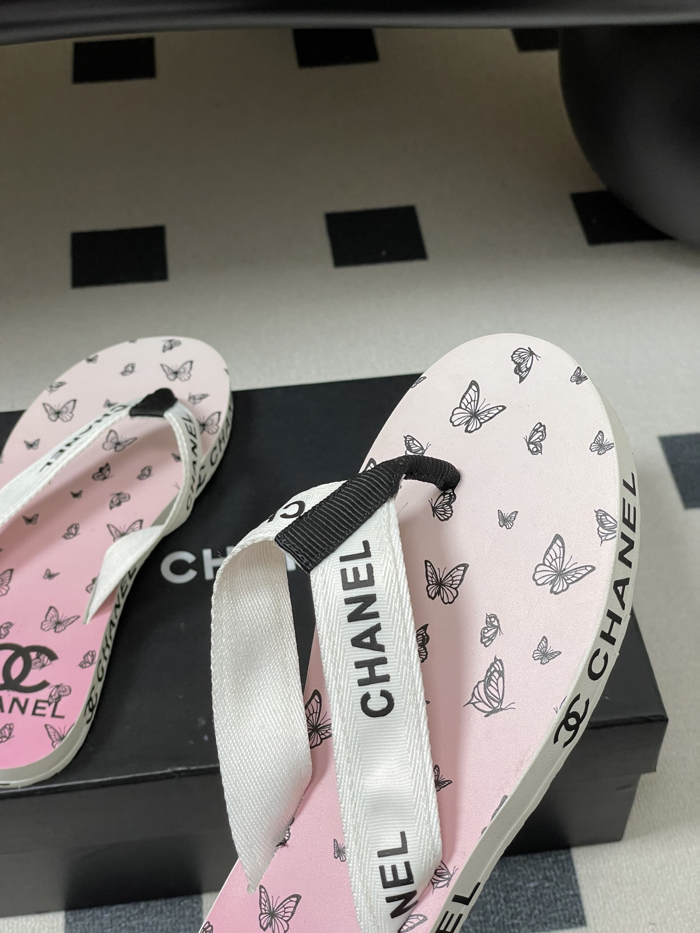 春夏新款Chanel小香夹脚人字拖鞋 经典字母双 C 涂鸦果冻沙滩鞋系列夏日总需要一双自带氛围感的拖鞋，