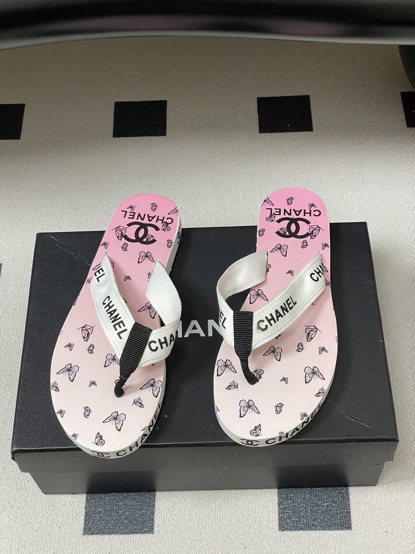 春夏新款Chanel小香夹脚人字拖鞋 经典字母双 C 涂鸦果冻沙滩鞋系列夏日总需要一双自带氛围感的拖鞋，