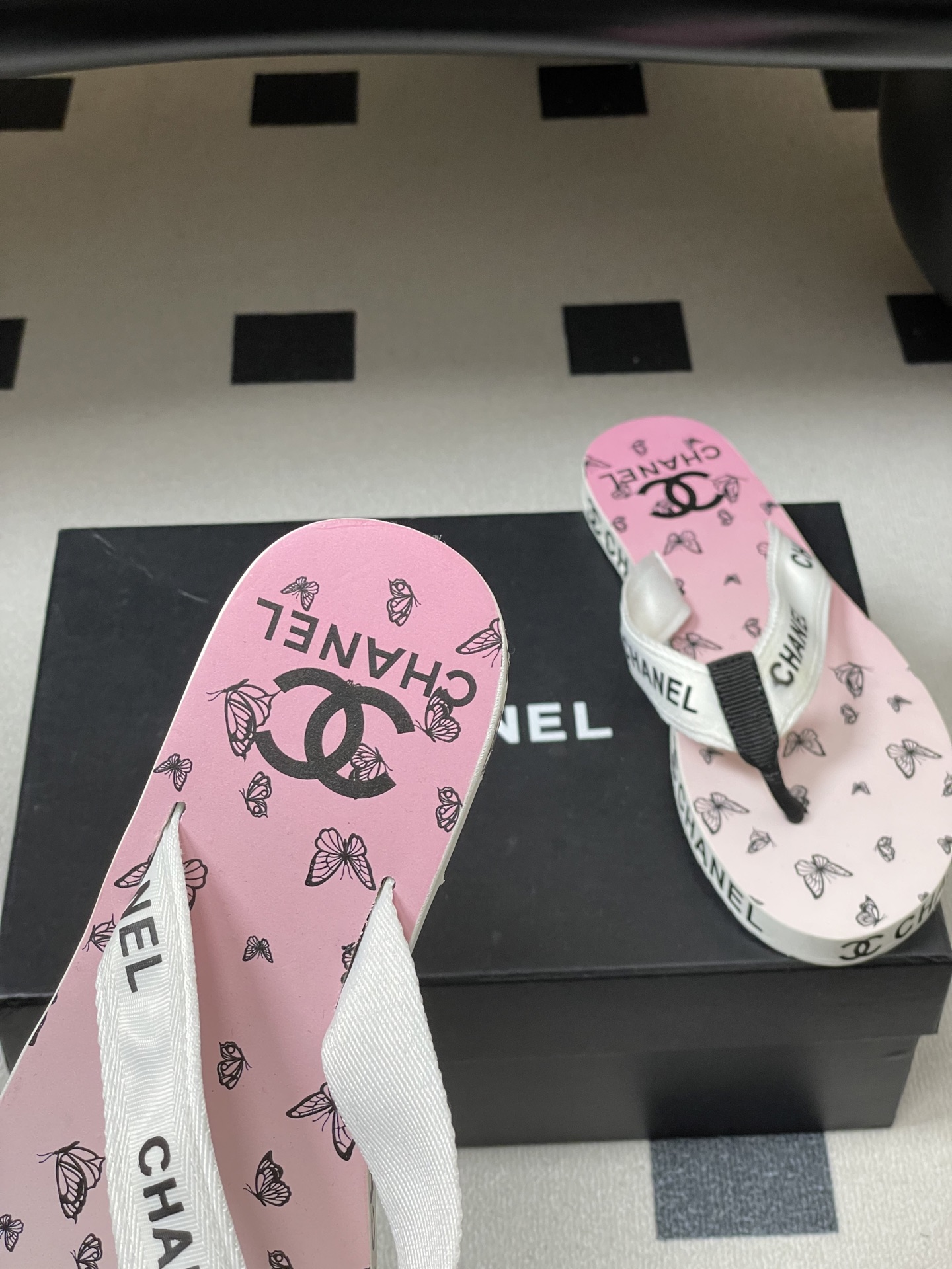 春夏新款Chanel小香夹脚人字拖鞋 经典字母双 C 涂鸦果冻沙滩鞋系列夏日总需要一双自带氛围感的拖鞋，