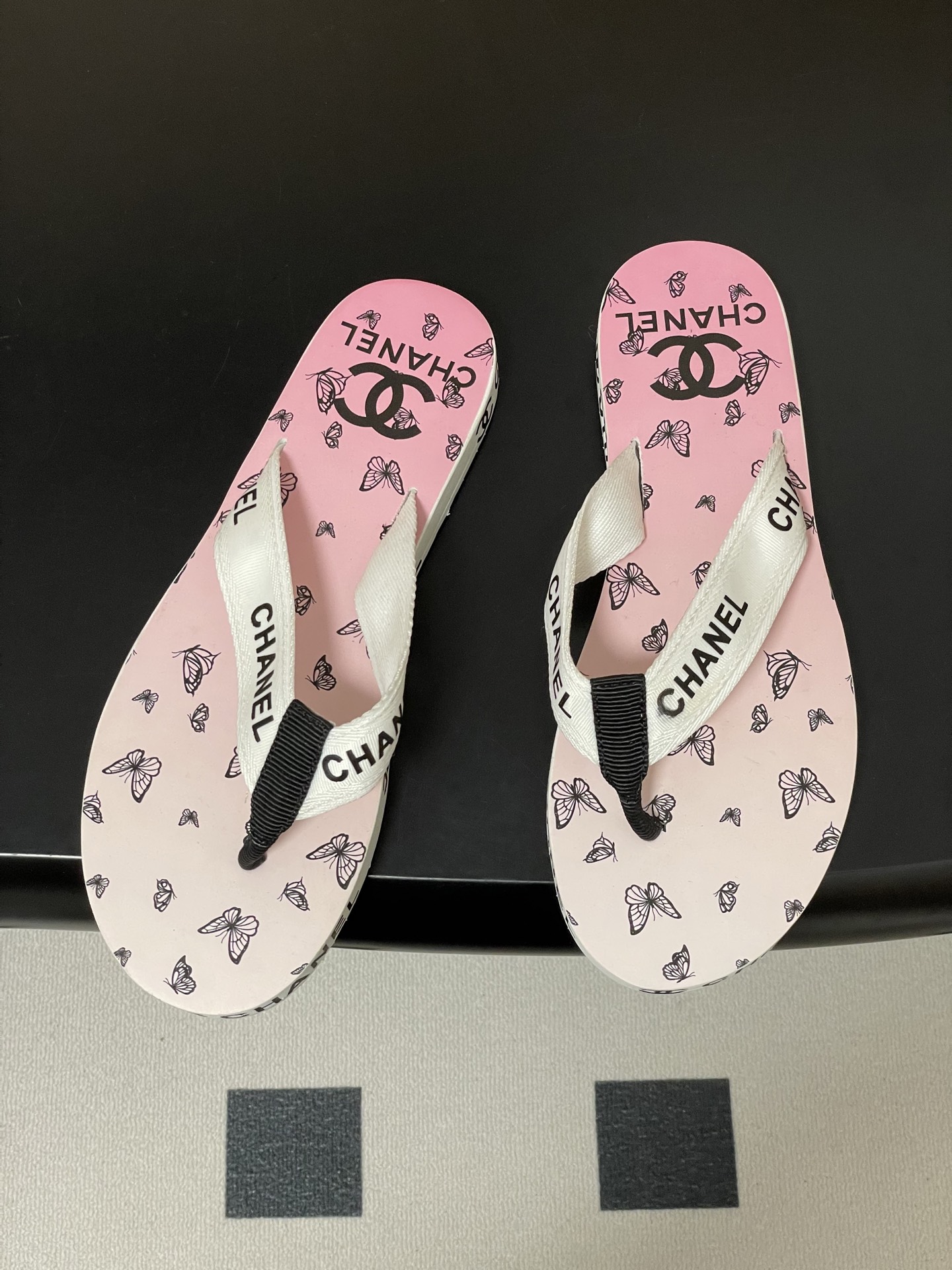 春夏新款Chanel小香夹脚人字拖鞋 经典字母双 C 涂鸦果冻沙滩鞋系列夏日总需要一双自带氛围感的拖鞋，
