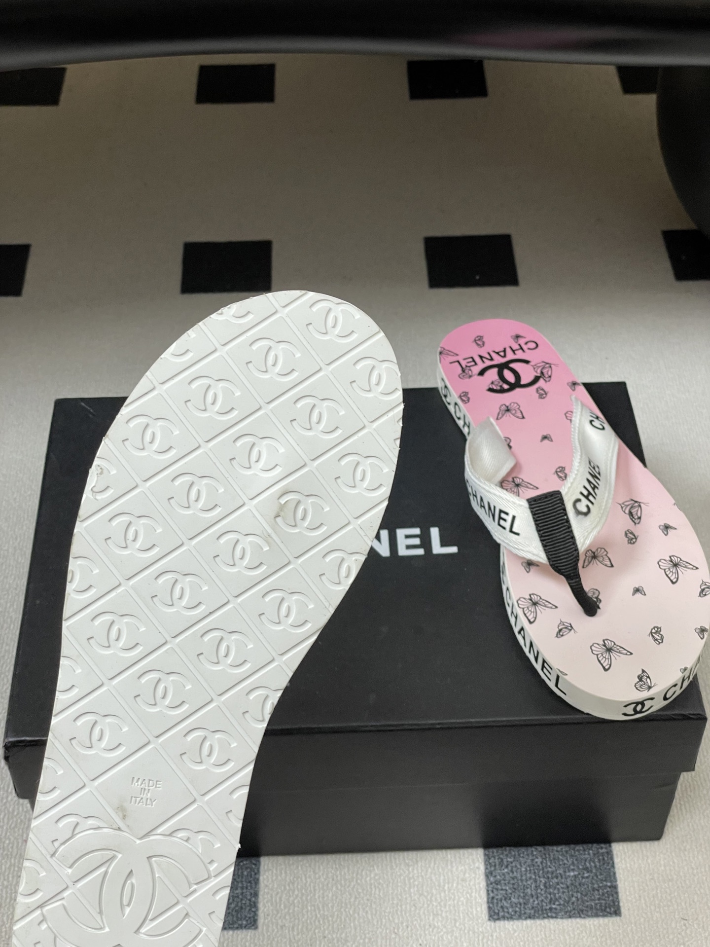 春夏新款Chanel小香夹脚人字拖鞋 经典字母双 C 涂鸦果冻沙滩鞋系列夏日总需要一双自带氛围感的拖鞋，