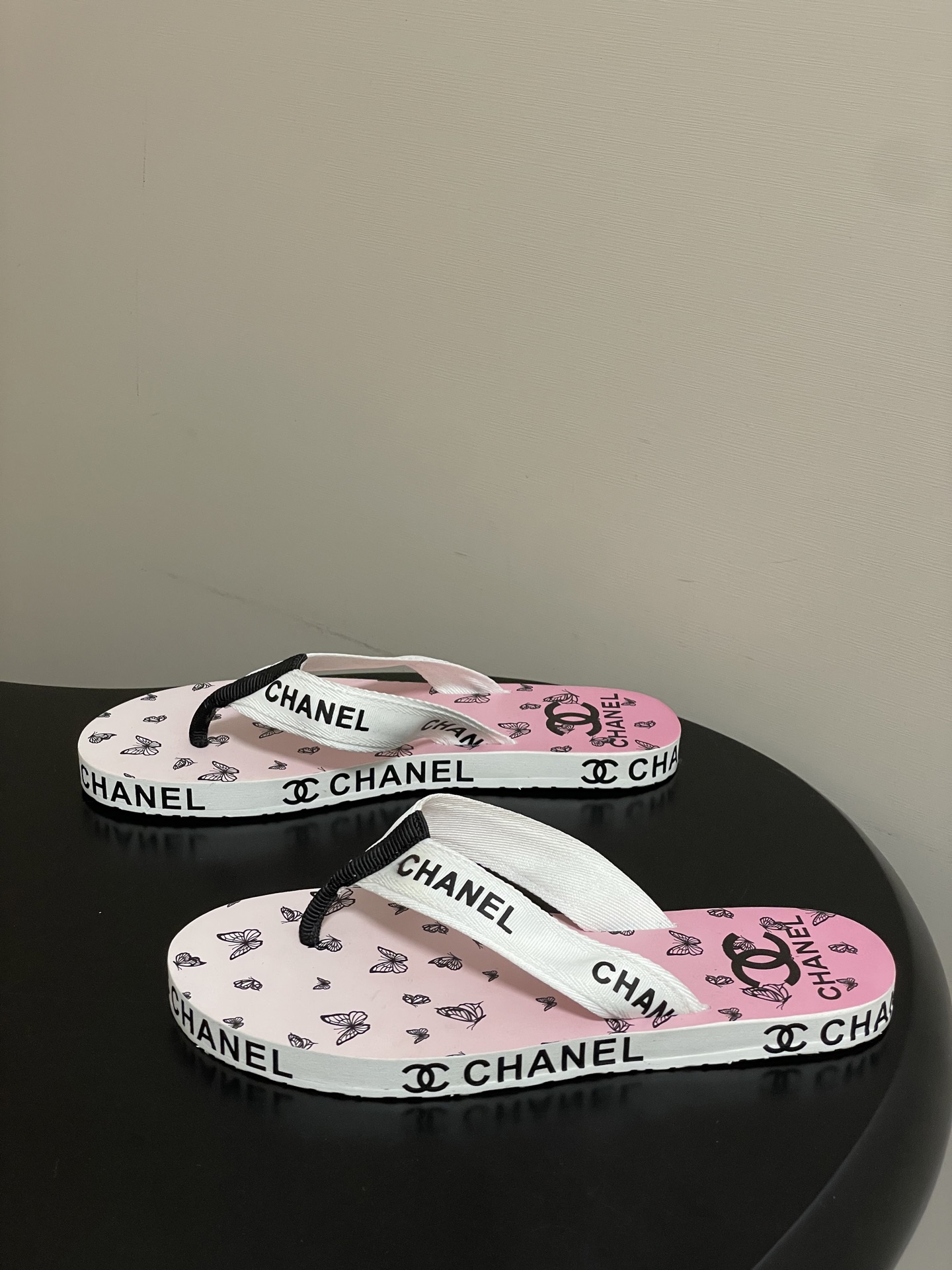 春夏新款Chanel小香夹脚人字拖鞋 经典字母双 C 涂鸦果冻沙滩鞋系列夏日总需要一双自带氛围感的拖鞋，