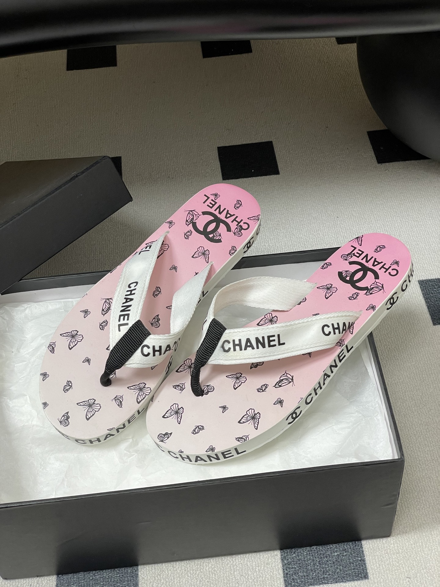 春夏新款Chanel小香夹脚人字拖鞋 经典字母双 C 涂鸦果冻沙滩鞋系列夏日总需要一双自带氛围感的拖鞋，
