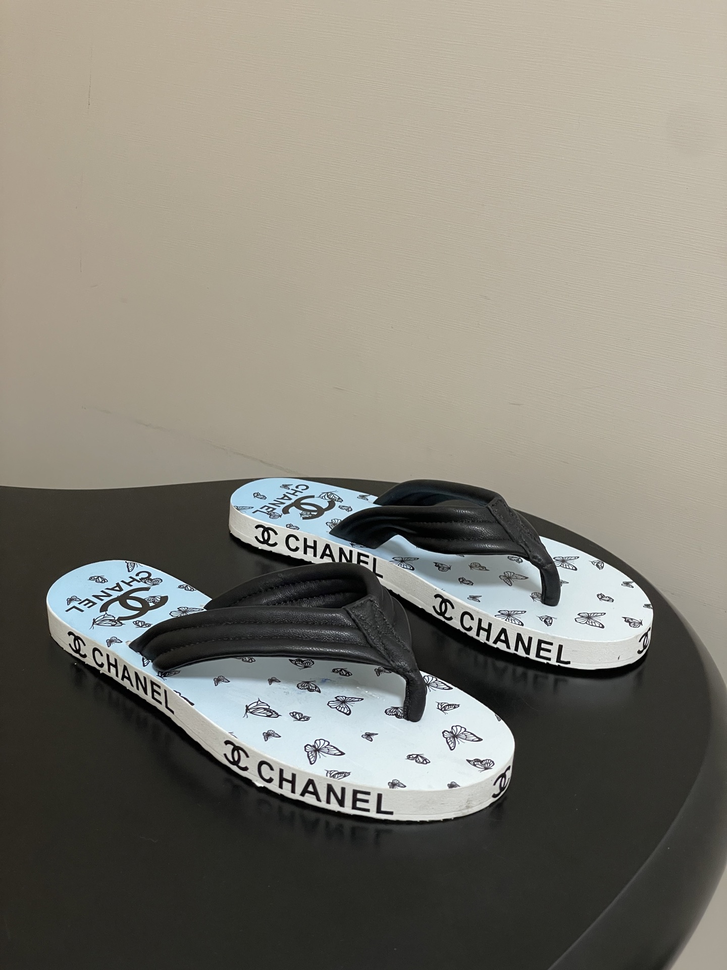 春夏新款Chanel小香夹脚人字拖鞋 经典字母双 C 涂鸦果冻沙滩鞋系列夏日总需要一双自带氛围感的拖鞋，