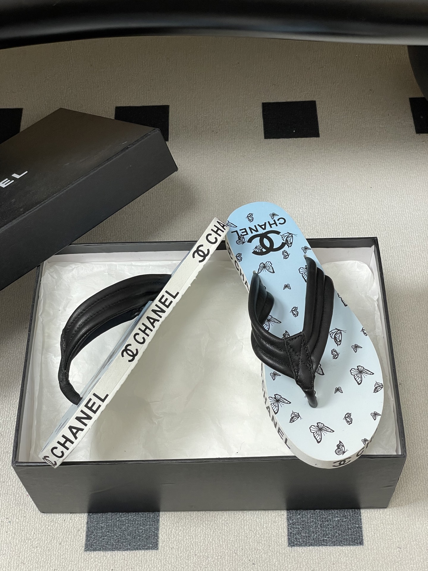 春夏新款Chanel小香夹脚人字拖鞋 经典字母双 C 涂鸦果冻沙滩鞋系列夏日总需要一双自带氛围感的拖鞋，