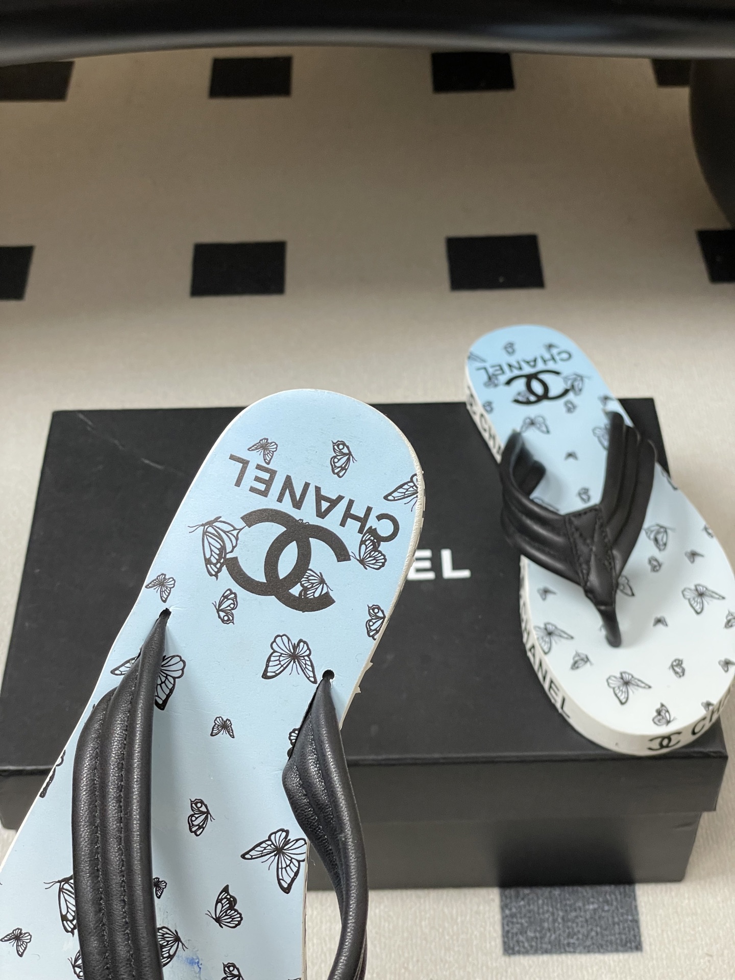 春夏新款Chanel小香夹脚人字拖鞋 经典字母双 C 涂鸦果冻沙滩鞋系列夏日总需要一双自带氛围感的拖鞋，