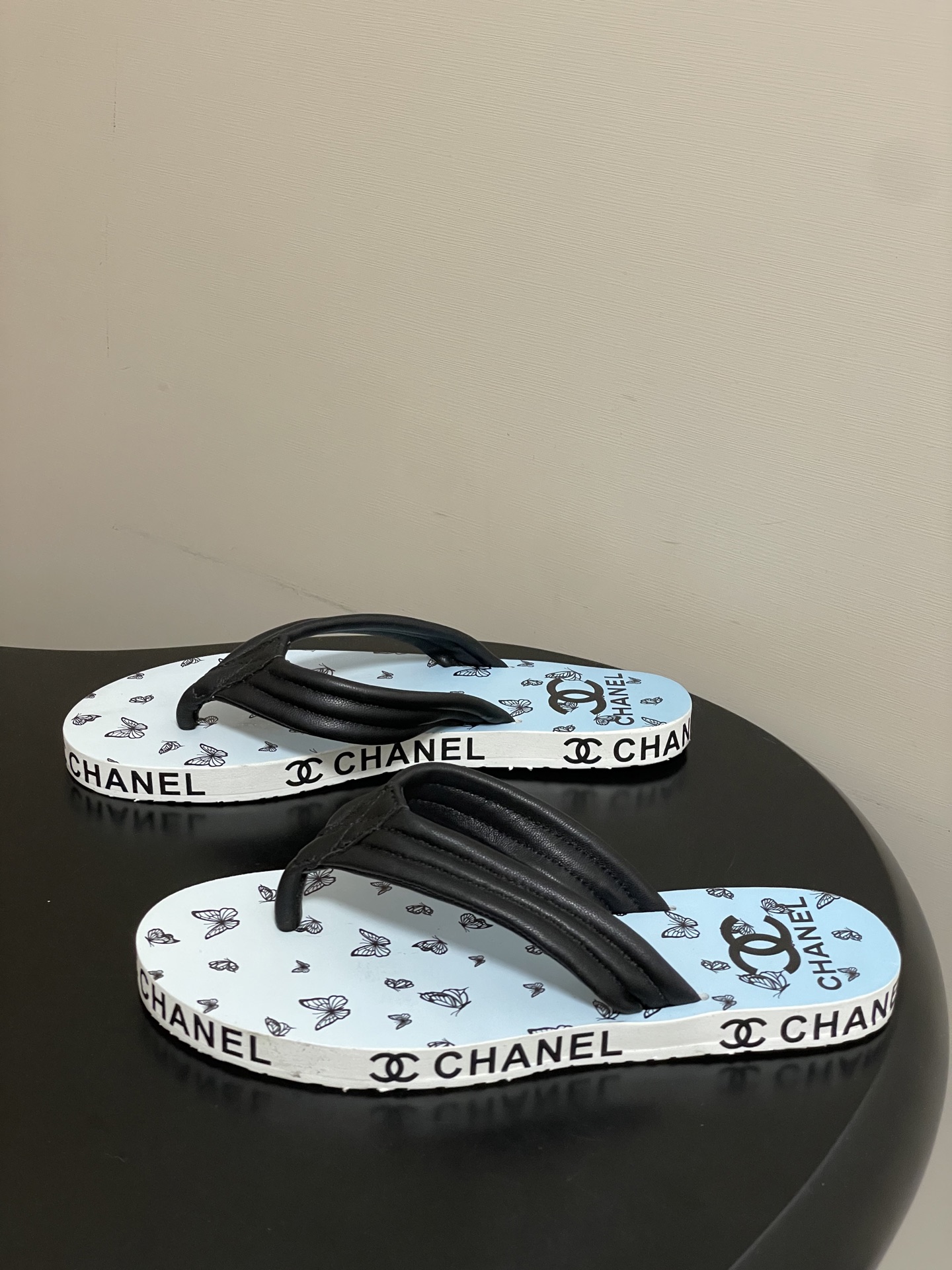 春夏新款Chanel小香夹脚人字拖鞋 经典字母双 C 涂鸦果冻沙滩鞋系列夏日总需要一双自带氛围感的拖鞋，