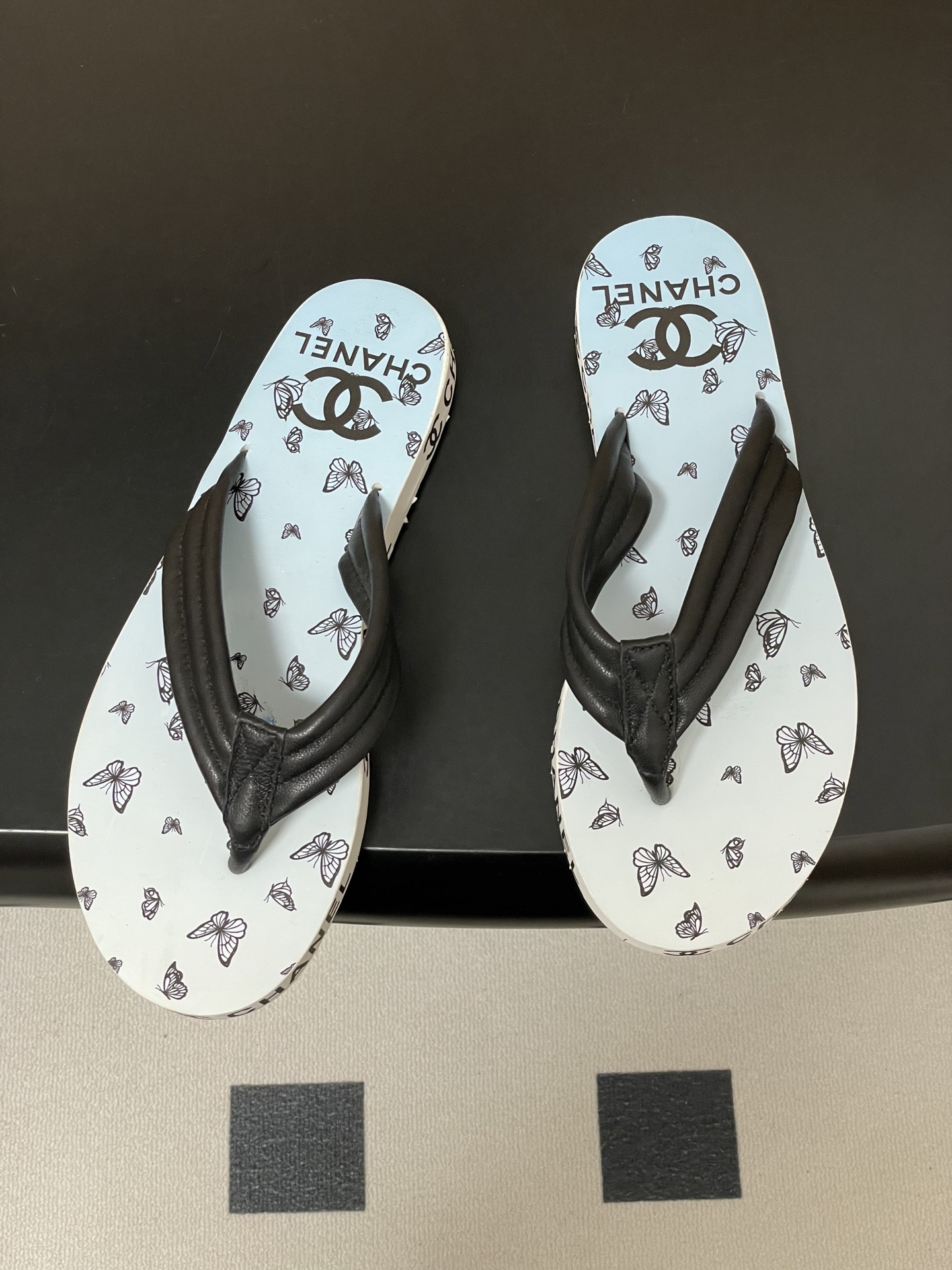 春夏新款Chanel小香夹脚人字拖鞋 经典字母双 C 涂鸦果冻沙滩鞋系列夏日总需要一双自带氛围感的拖鞋，